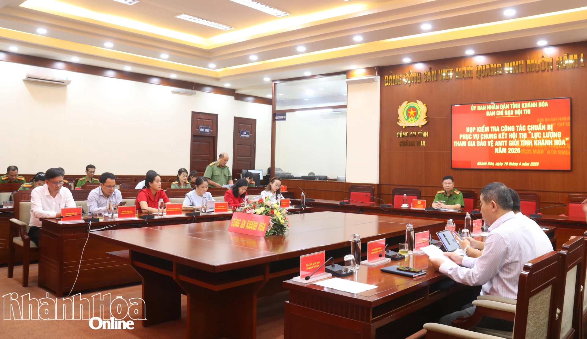 Các đại biểu tham dự cuộc họp.