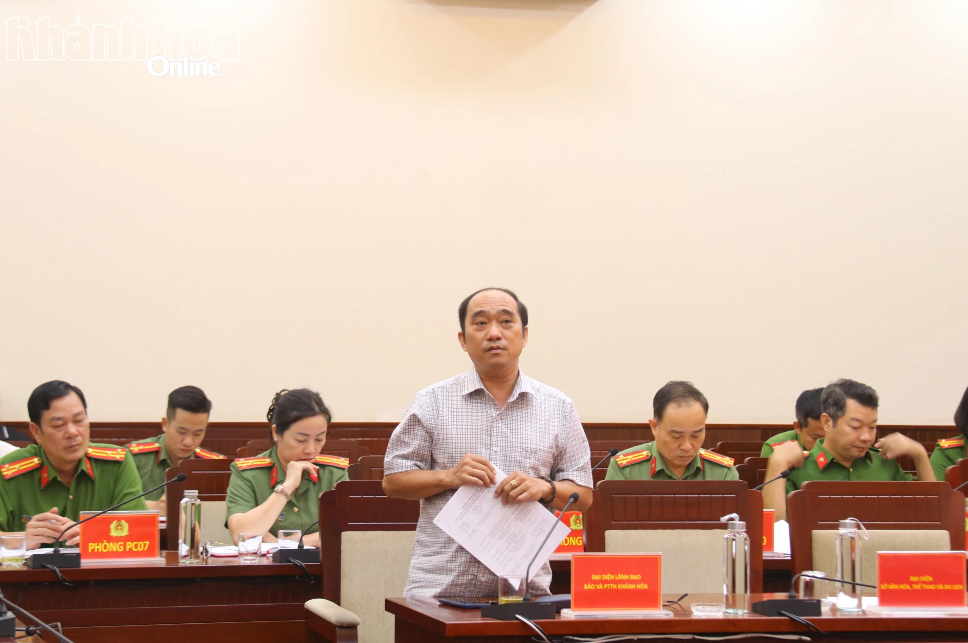 Đại diện lãnh đạo Báo và Phát thanh, Truyền hình Khánh Hòa phát biểu tại cuộc họp.