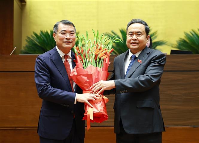 Chủ tịch Quốc hội Trần Thanh Mẫn thay mặt lãnh đạo Đảng, Nhà nước, Mặt trận Tổ quốc Việt Nam và Đại biểu Quốc hội khóa XVI tặng hoa chúc mừng Thủ tướng Chính phủ Lê Minh Hưng. Ảnh: Dương Giang/TTXVN