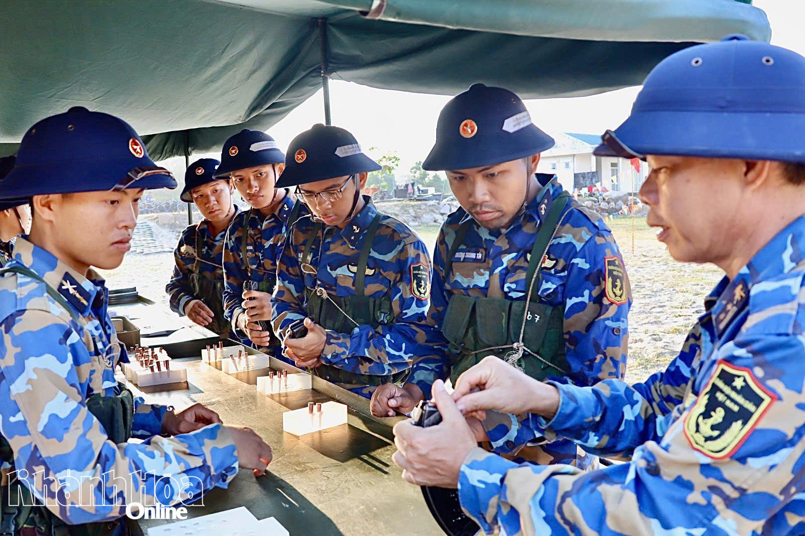 Hướng dẫn chiến sĩ mới lắp đạn trước khi bắn.