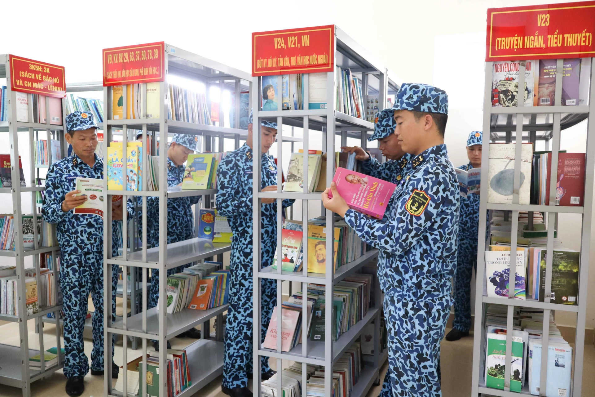 Cán bộ, chiến sĩ Lữ đoàn 189 tham khảo, đọc sách tại thư viện.