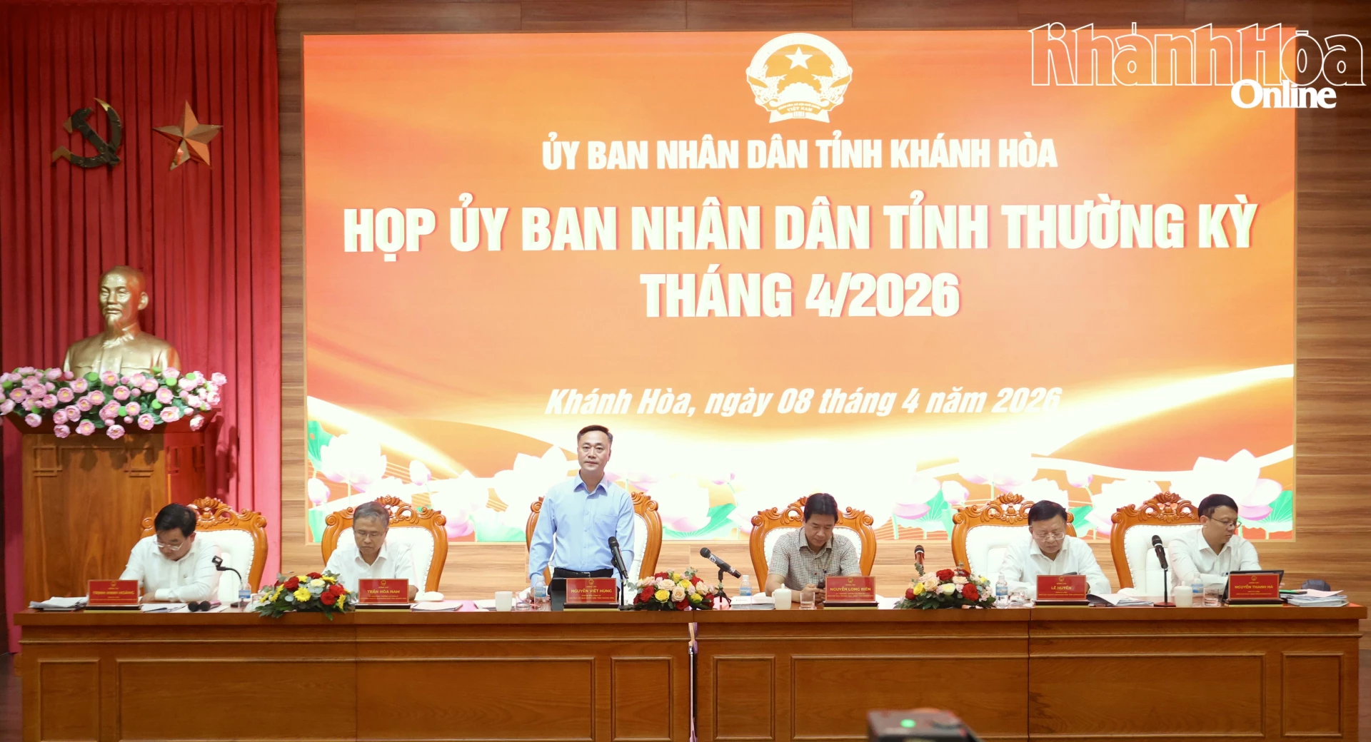 Đồng chí Nguyễn Việt Hùng điều hành cuộc họp.