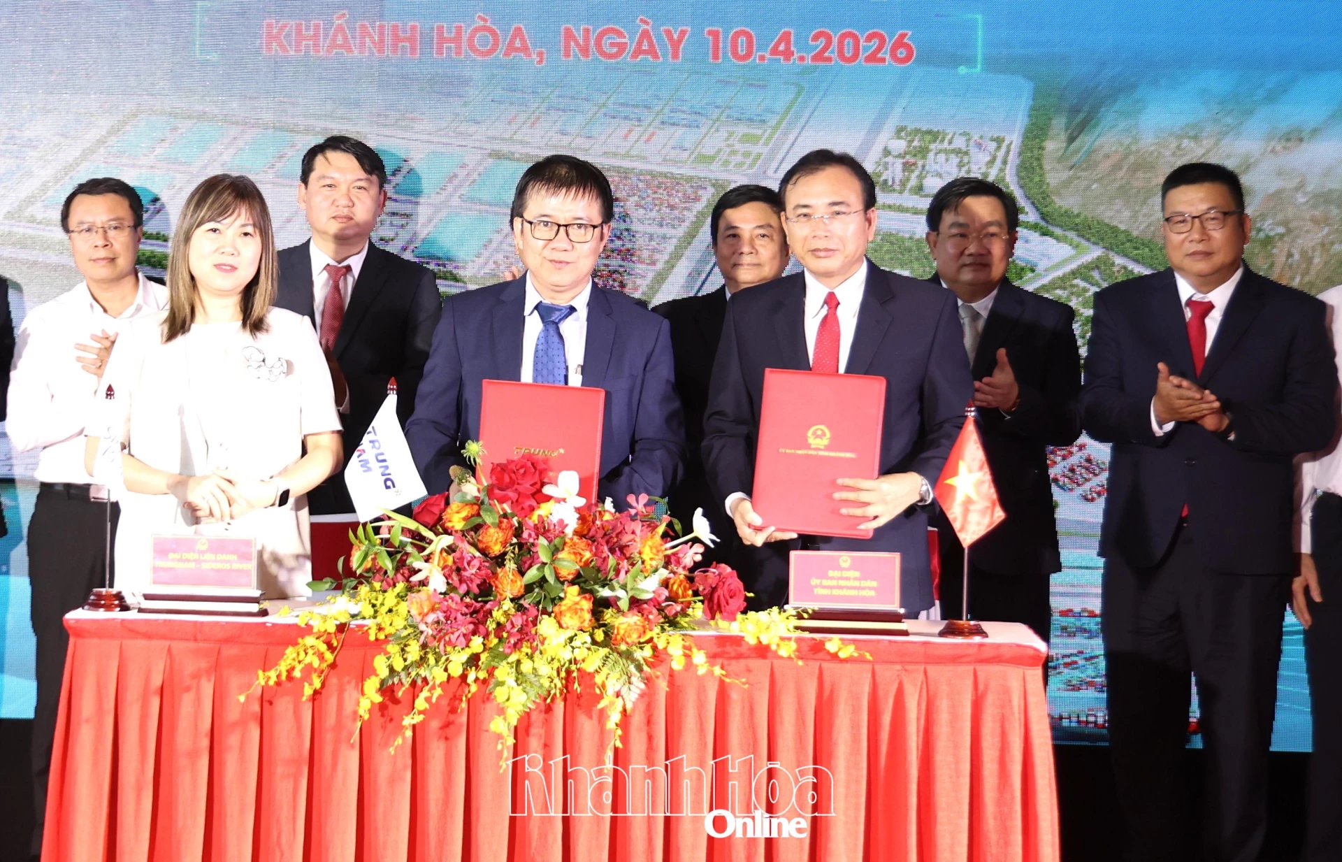 Đại diện tỉnh Khánh Hòa và chủ đầu tư ký kết hợp đồng đầu tư kinh doanh Dự án Nhà máy Nhiệt điện LNG Cà Ná.