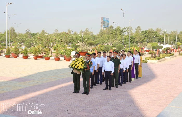 Lãnh đạo tỉnh Khánh Hòa dâng hương tưởng niệm tại Nghĩa trang liệt sĩ Cà Đú