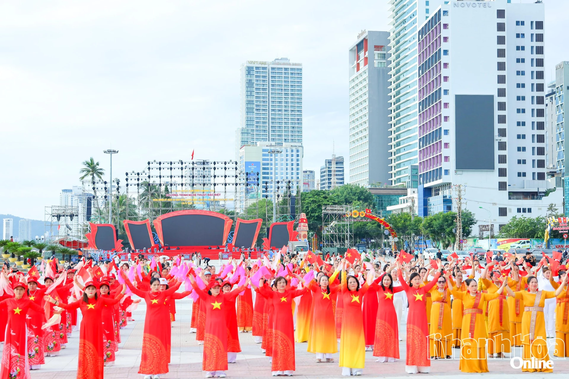 Màn đồng diễn dân vũ của các hội viên Hội UNESCO tỉnh Khánh Hòa.