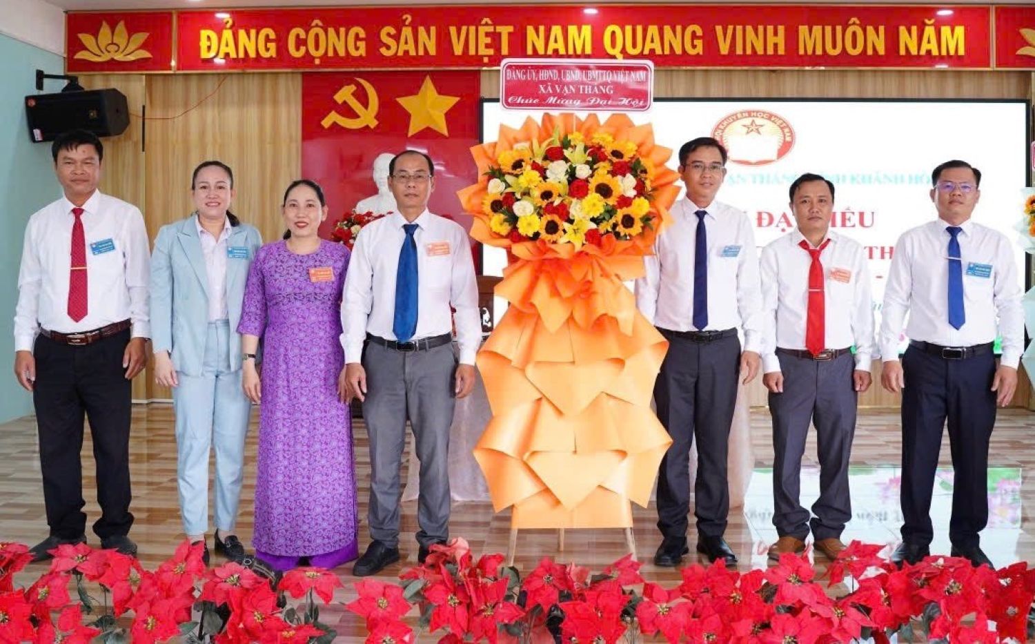 Lãnh đạo xã Vạn Thắng tặng hoa chúc mừng đại hội.
