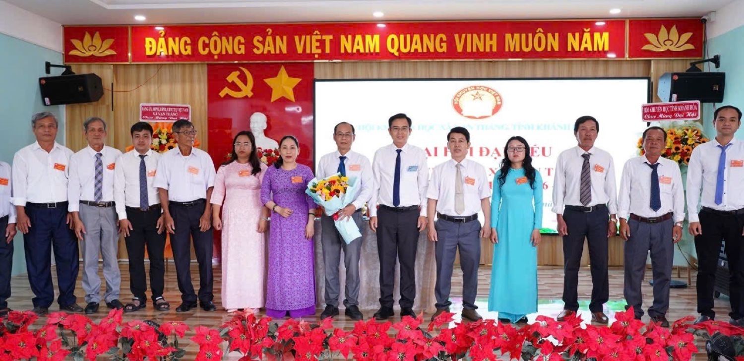 Ban Chấp hành Hội Khuyến học xã Vạn Thắng nhiệm kỳ 2026 - 2031 ra mắt đại hội.