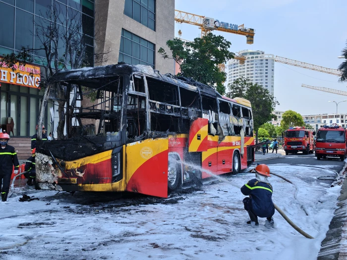 Cháy xe khách khu vực gần cầu Trần Phú