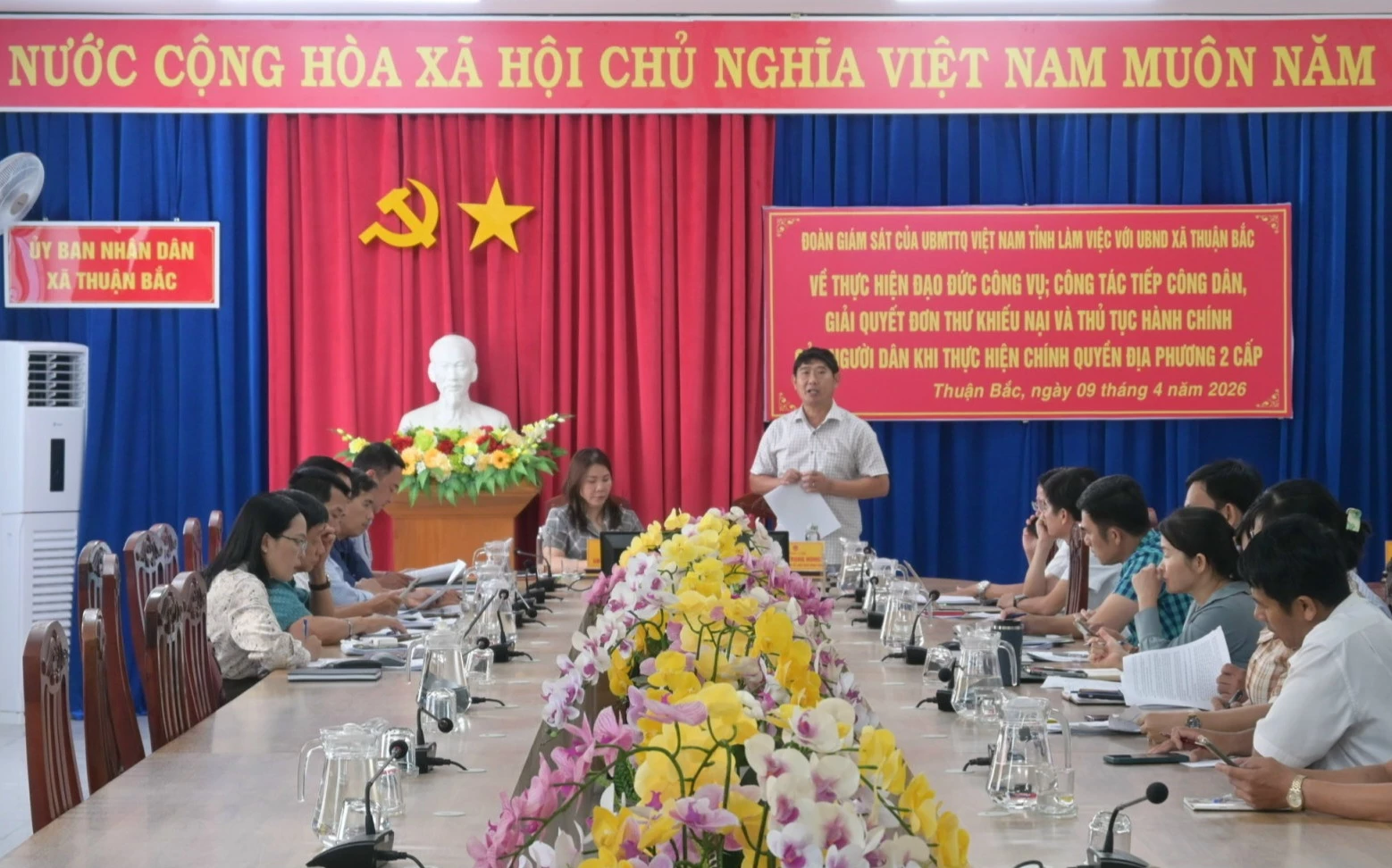 Lãnh đạo xã Thuận Bắc báo cáo tại buổi làm việc.