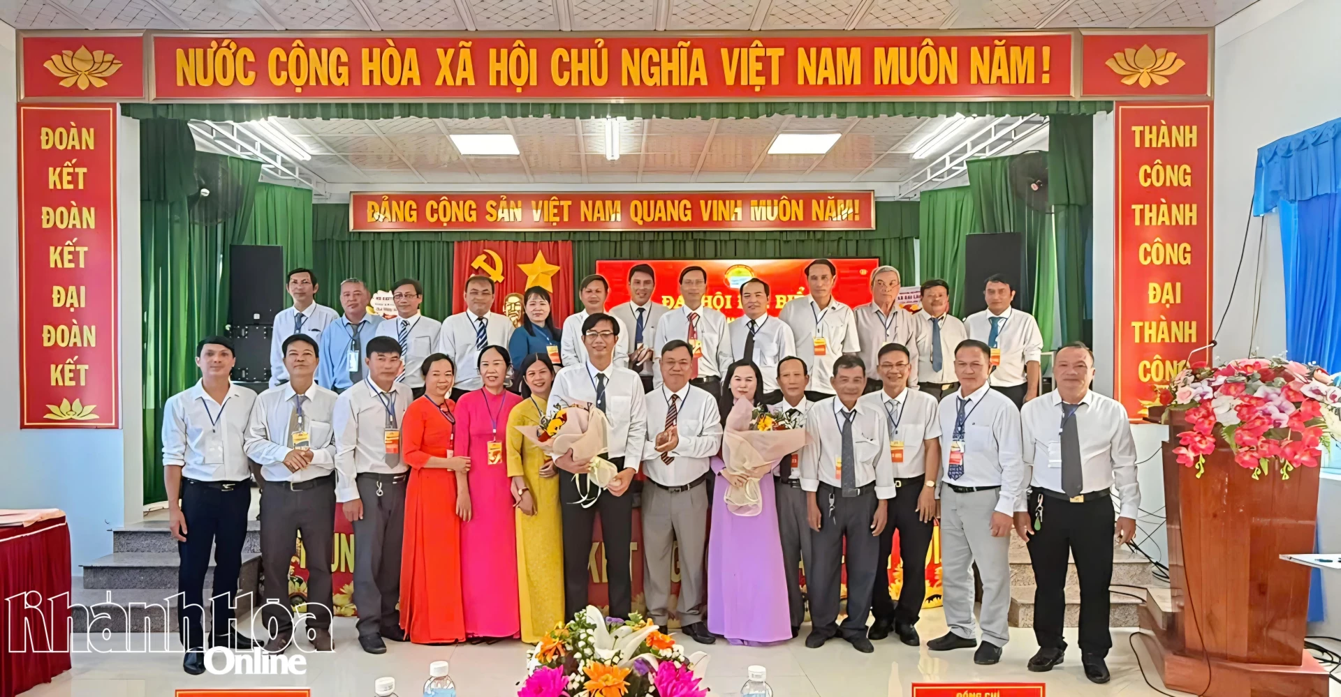 Lãnh đạo Đảng ủy, UBND xã tặng hoa chúc mừng Ban chấp hành hội khóa I.