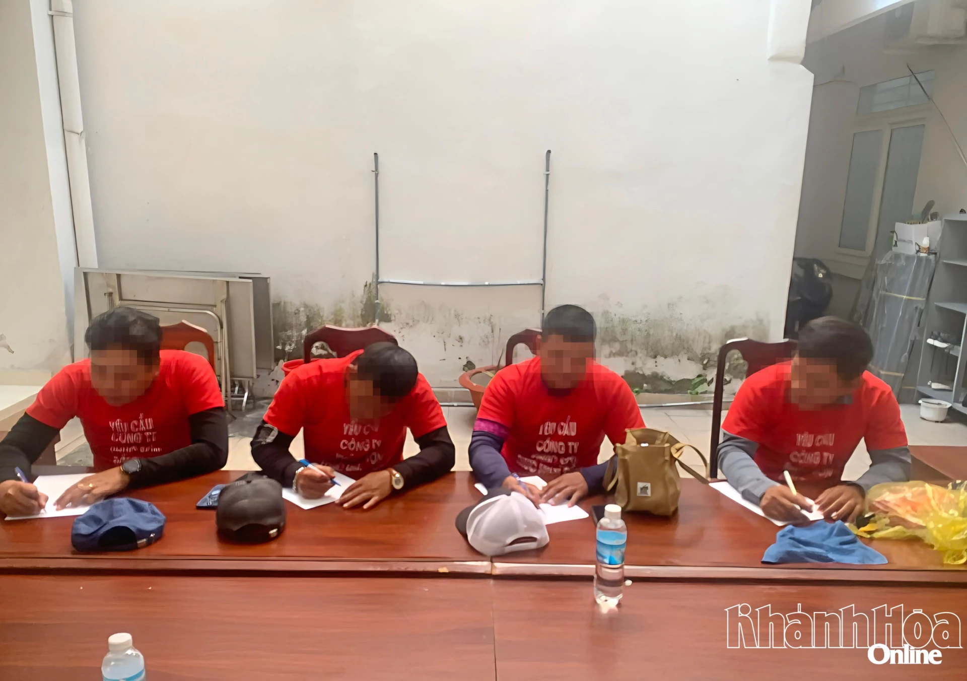 Cơ quan Công an lập hồ sơ xử lý hành vi vi phạm của các đối tượng tham gia tụ tập đông người trái pháp luật.