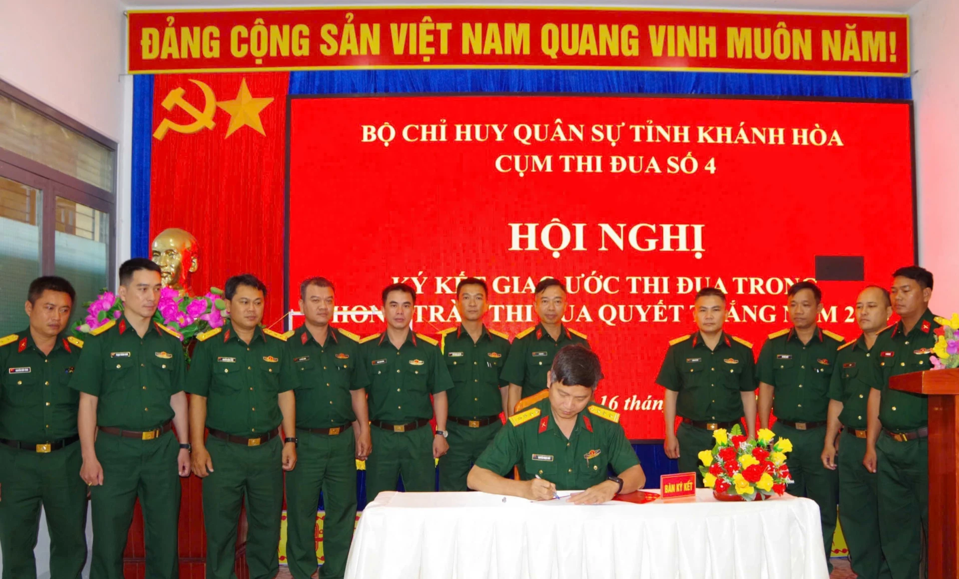 Các đơn vị ký kết giao ước thi đua.