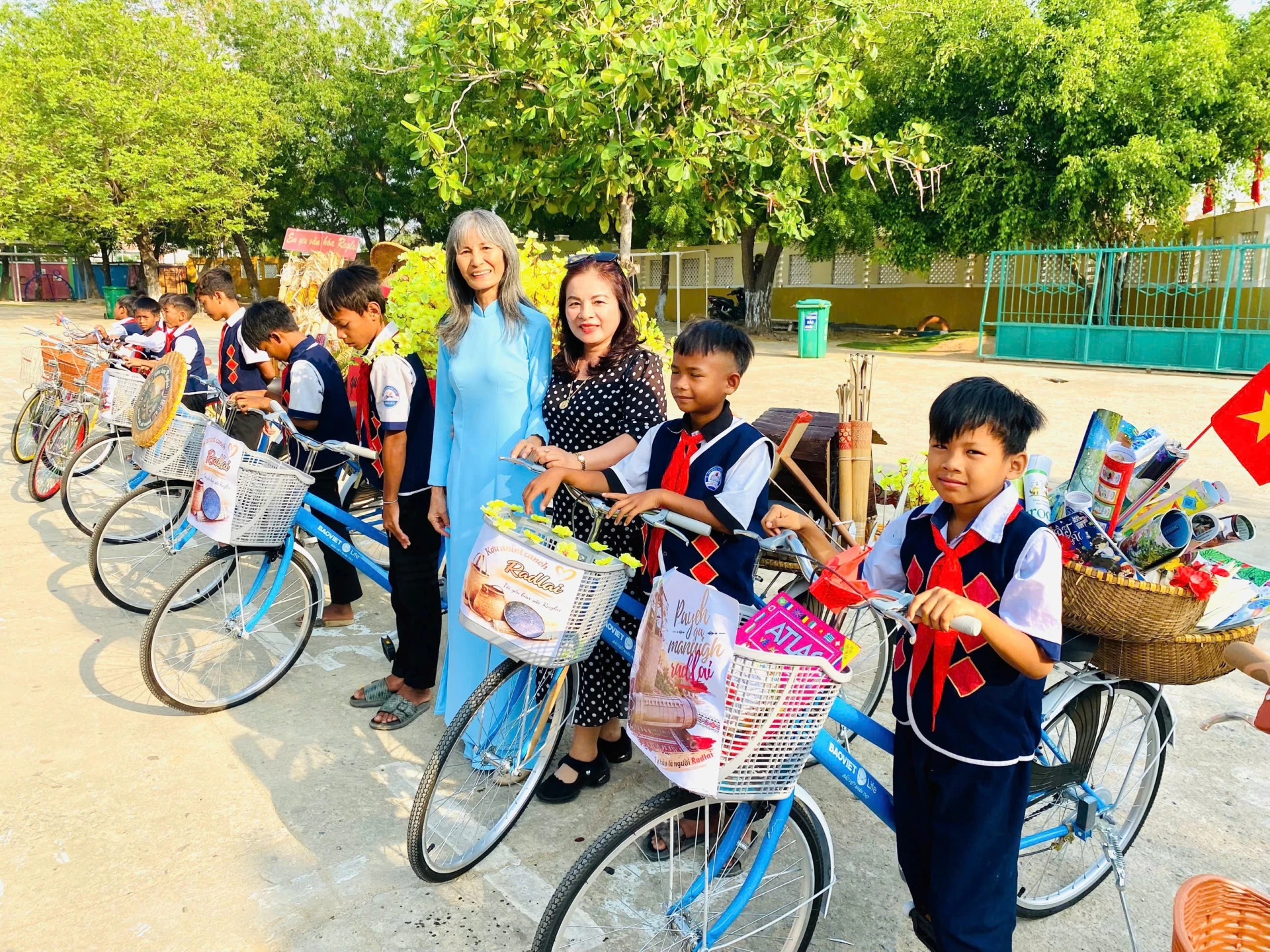 Trao xe đạp cho học sinh có hoàn cảnh khó khăn của Trường Tiểu học Phước Thắng.