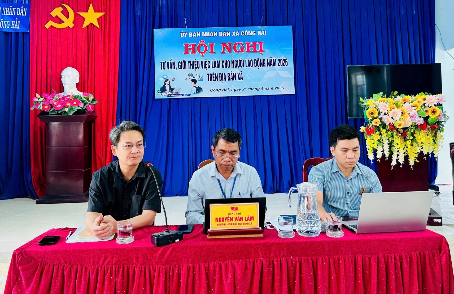 Lãnh đạo xã Thuận Bắc chủ trì hội nghị.