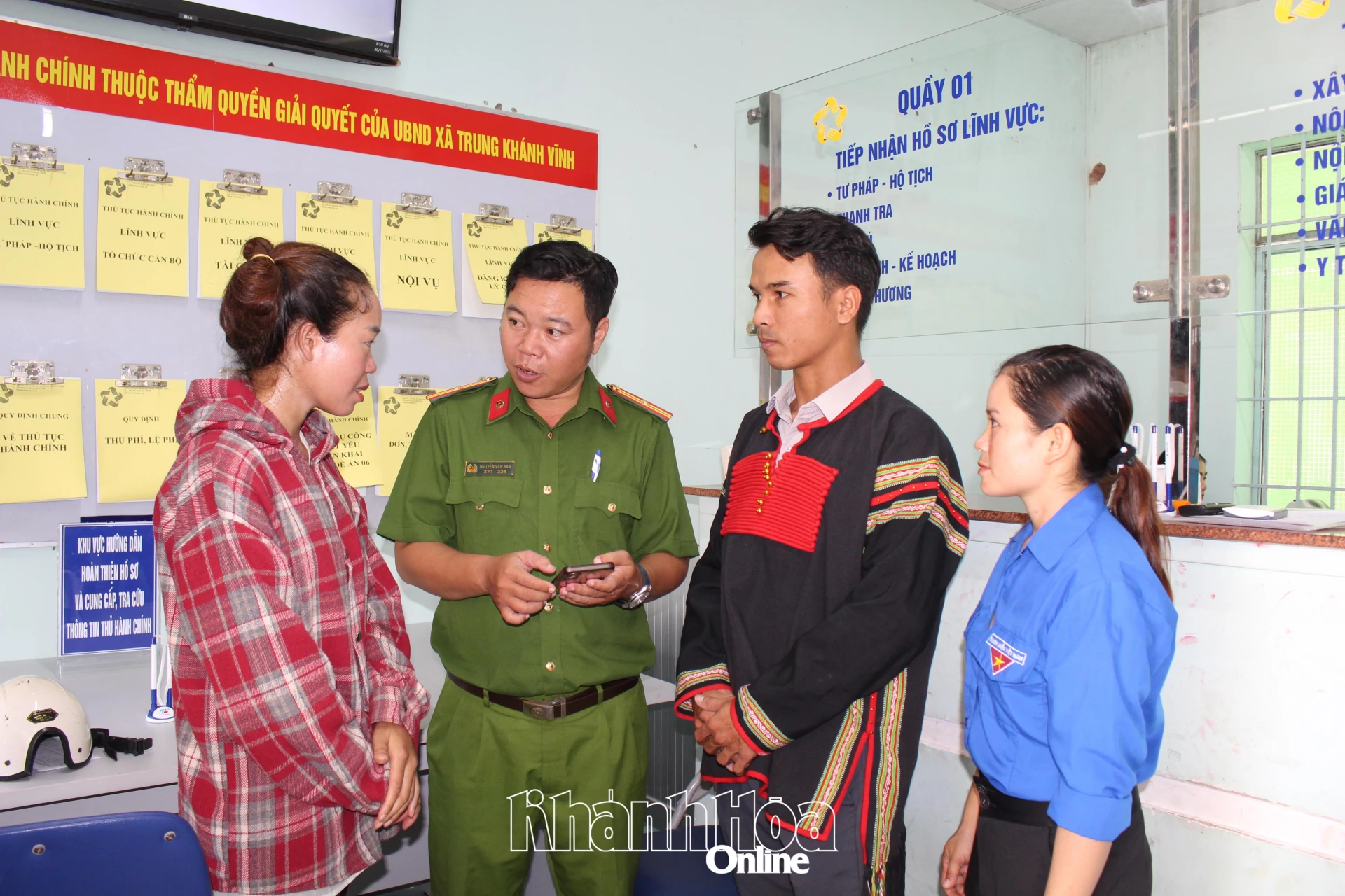 Hướng dẫn người dân nộp hồ sơ tại Trung tâm Phục vụ hành chính công xã Trung Khánh Vĩnh.