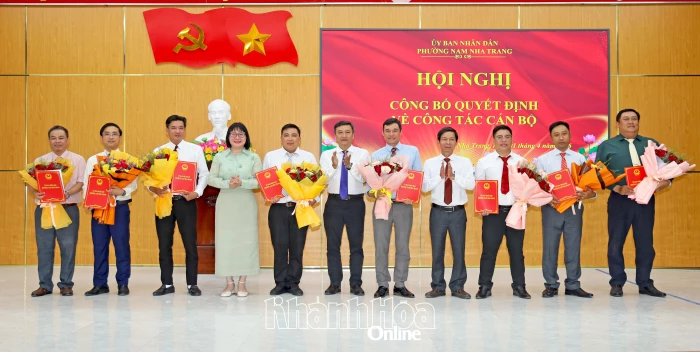 Phường Nam Nha Trang công bố, trao 8 quyết định về công tác cán bộ