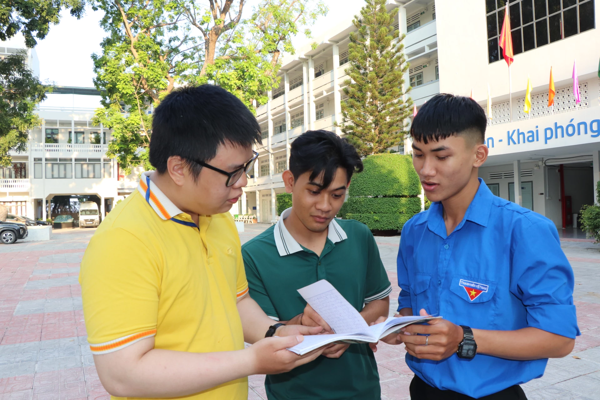 Em Thái Bá Nguyên Vinh (bìa phải) được nhận học bổng miễn toàn bộ học phí của Trường Đại học Khánh Hòa. 