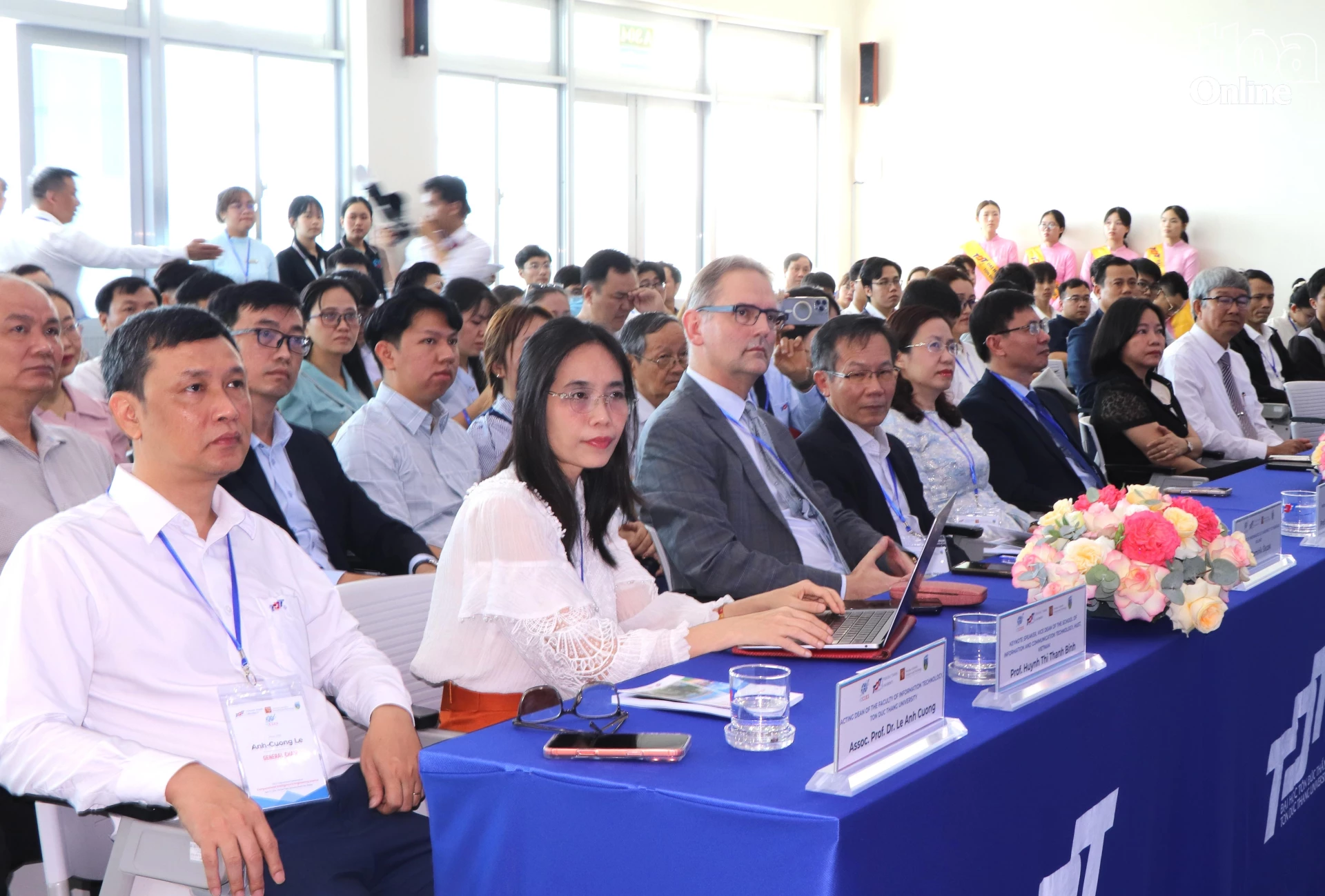 Các đại biểu tham dự hội thảo.