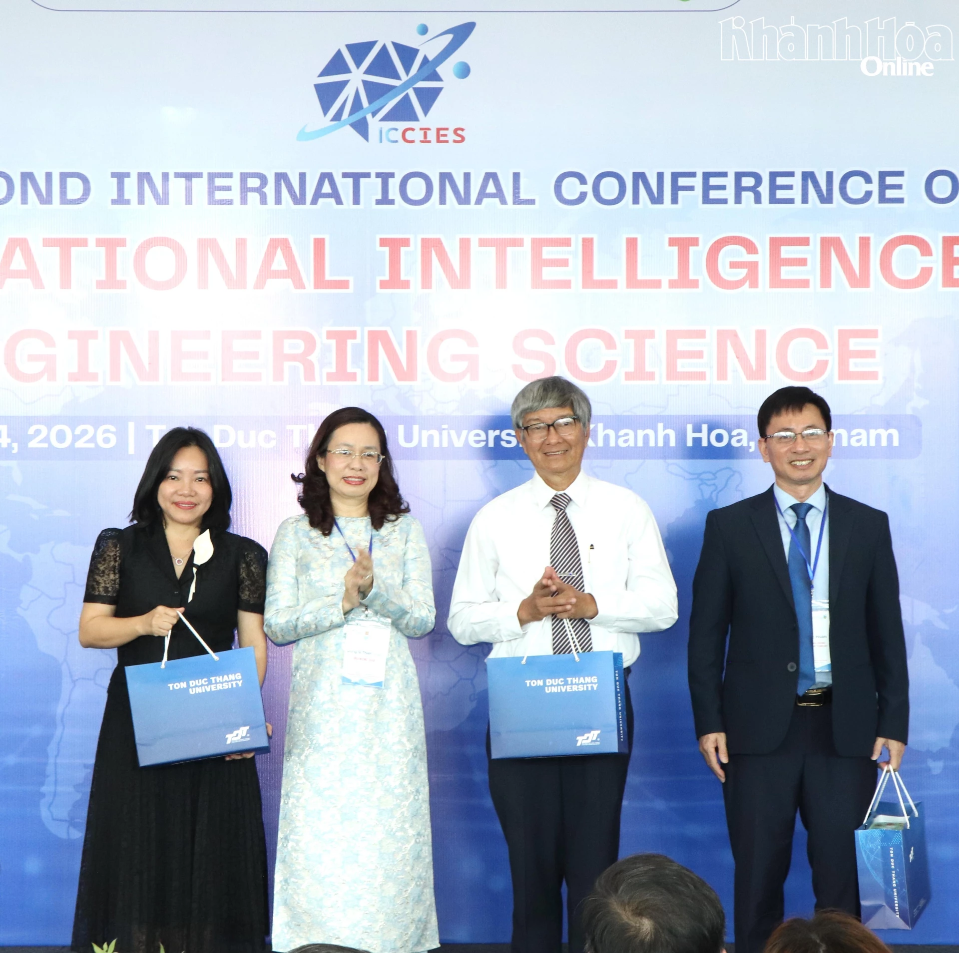 Ban tổ chức hội thảo tri ân các đại biểu đến dự hội thảo.