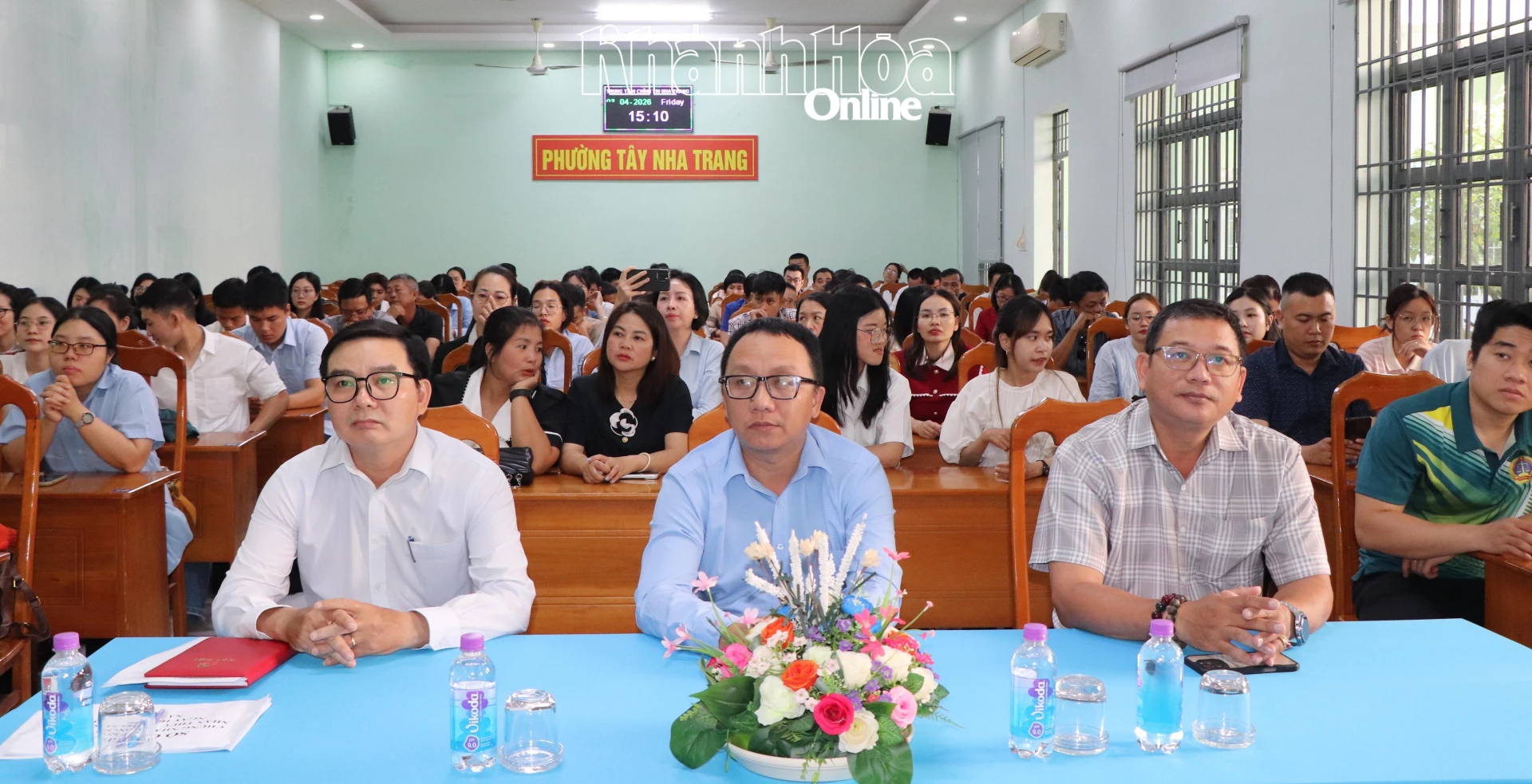 Các đại biểu và học viên tham dự bế giảng lớp bồi dưỡng.