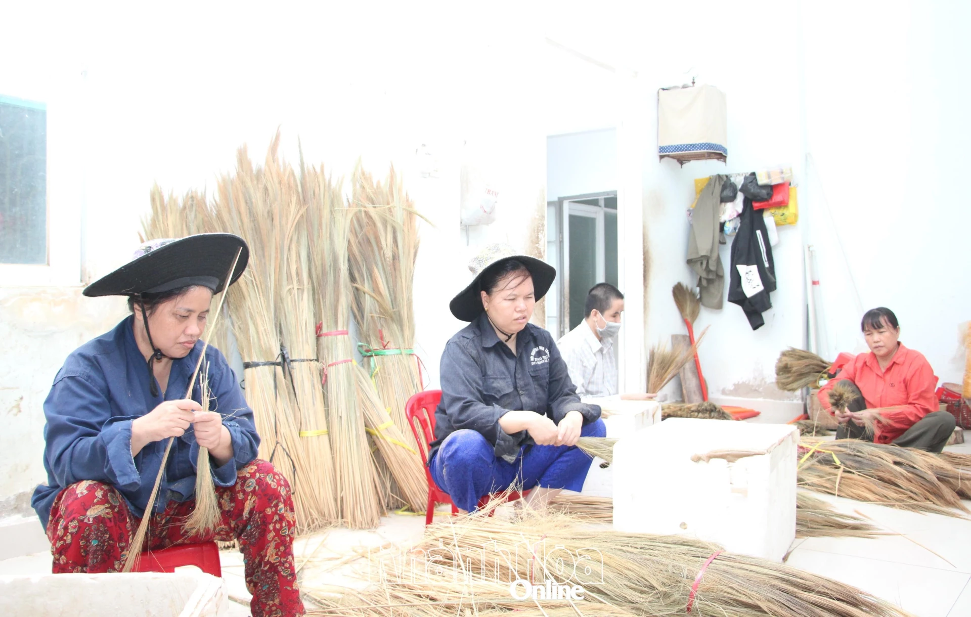 Người khiếm thị tại khu vực Nha Trang tham gia làm chổi đót để có thêm thu nhập.