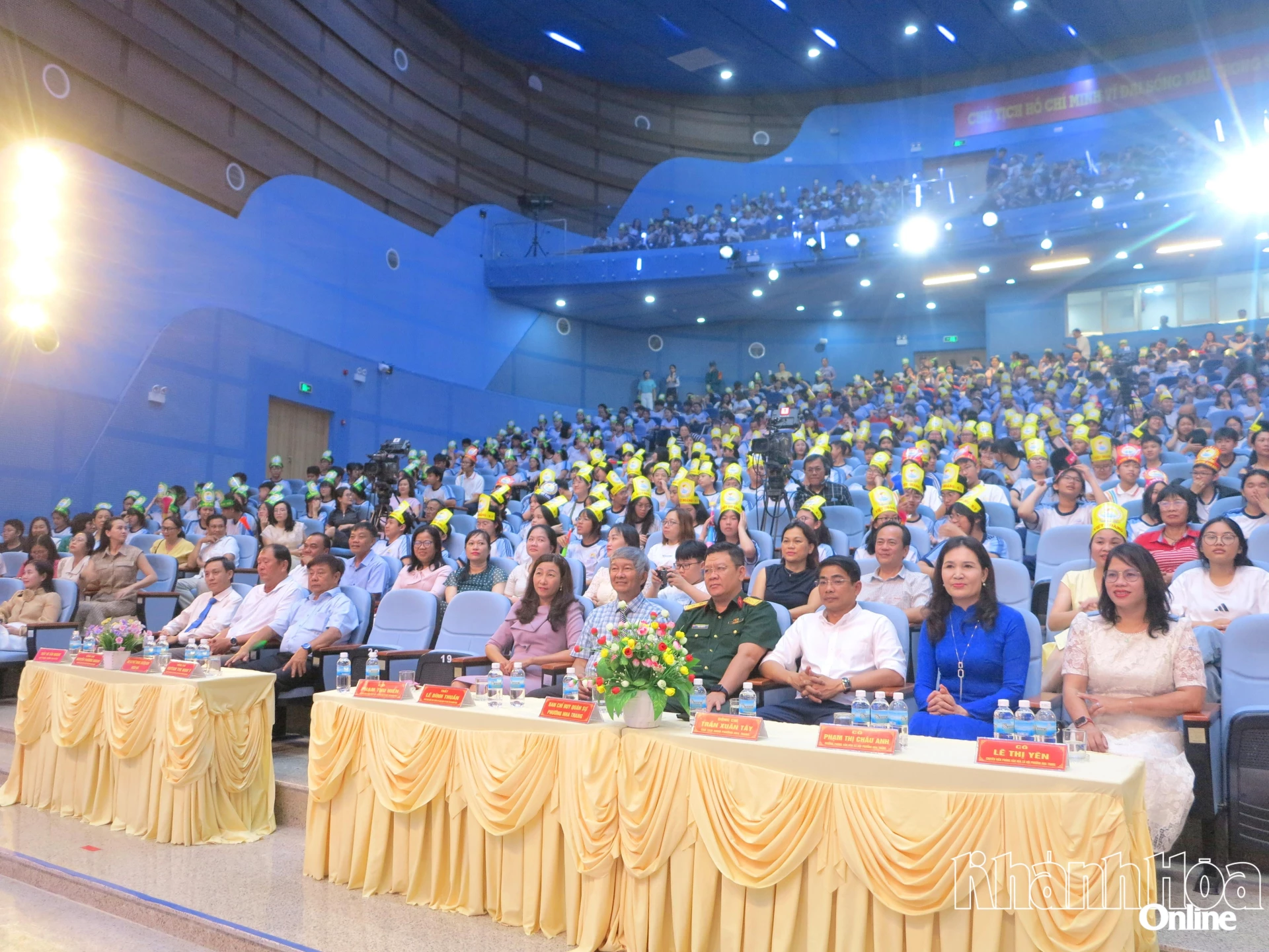 Các đại biểu tham dự chương trình. 