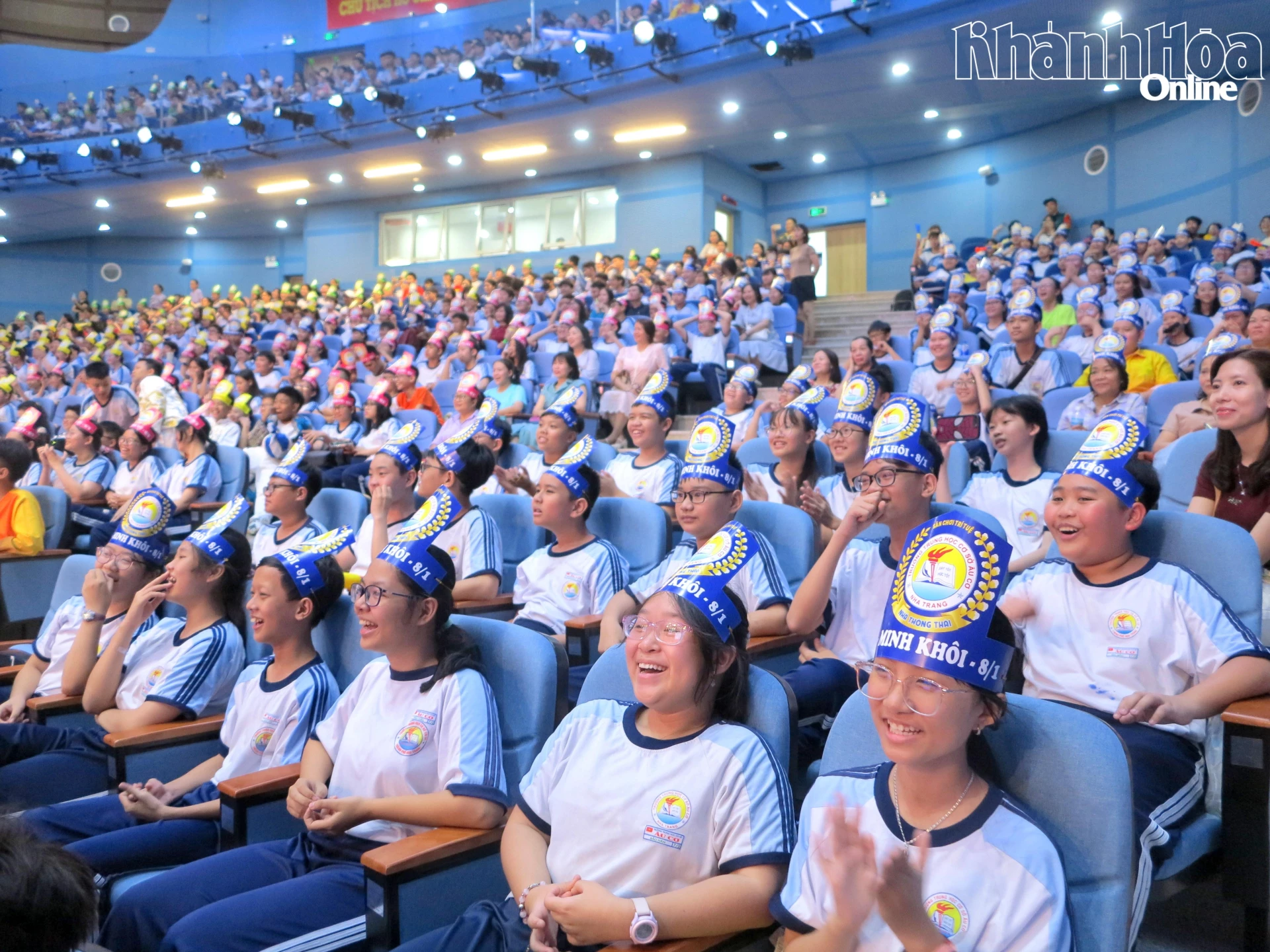 Khán giả cổ vũ cho các thí sinh. 