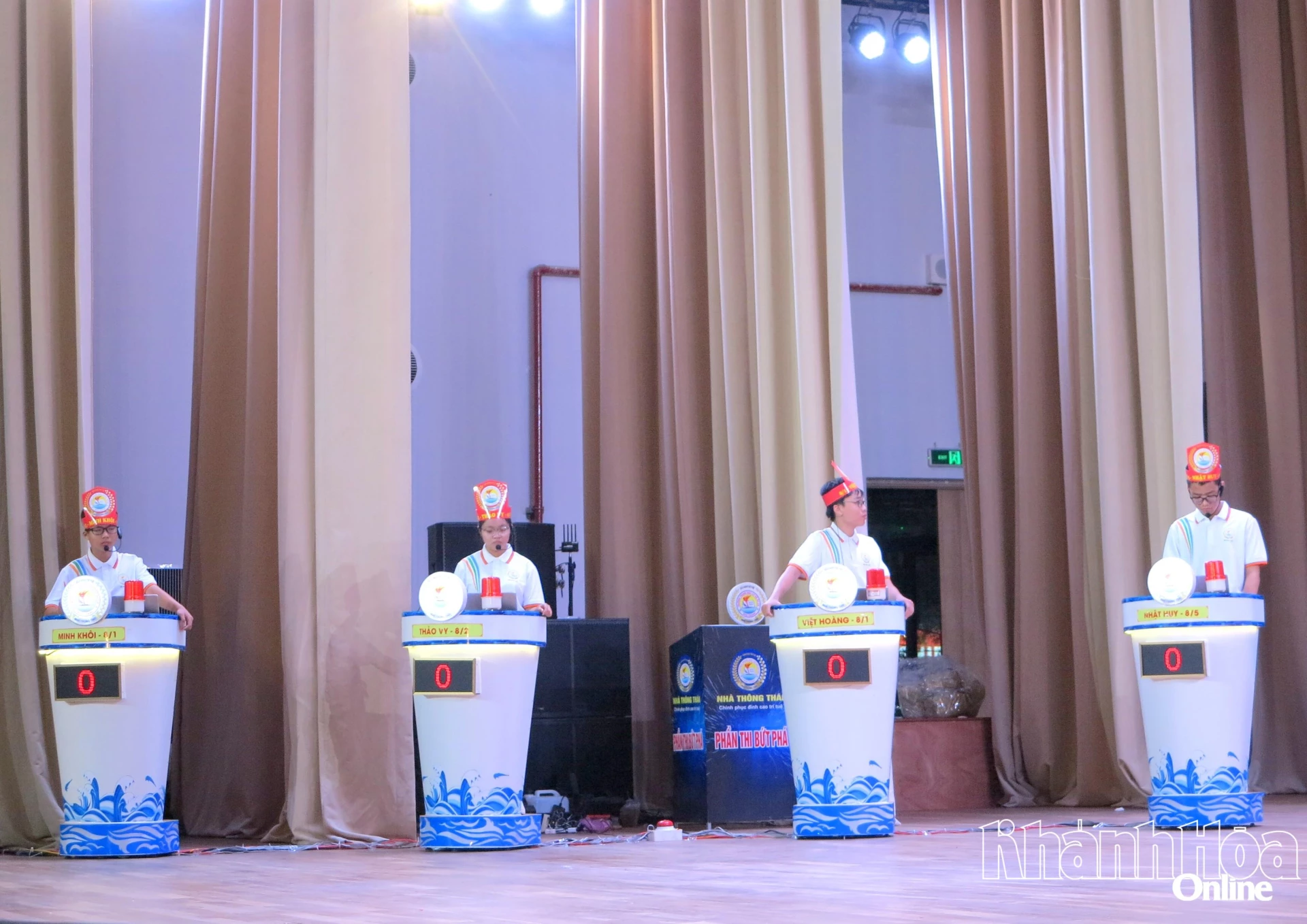 Các thí sinh tham gia vòng chung kết. 