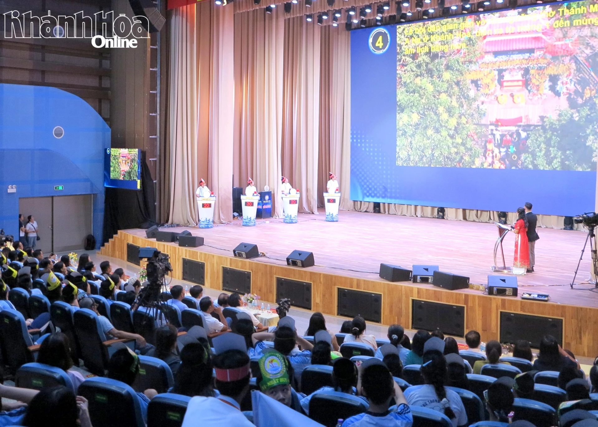 Các thí sinh tham gia trả lời câu hỏi. 