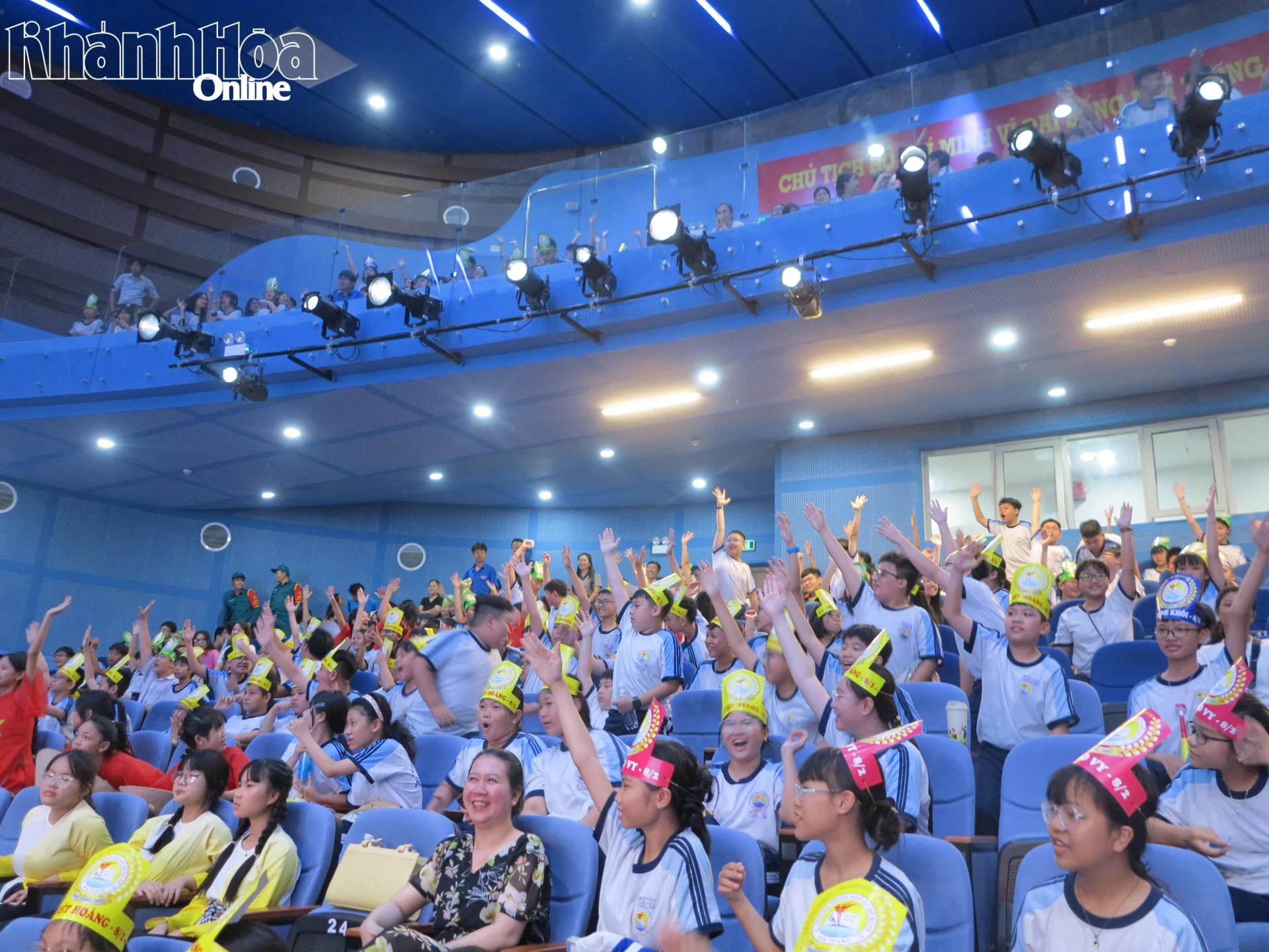 Các học sinh hào hứng tham gia phần thi dành cho khán giả. 