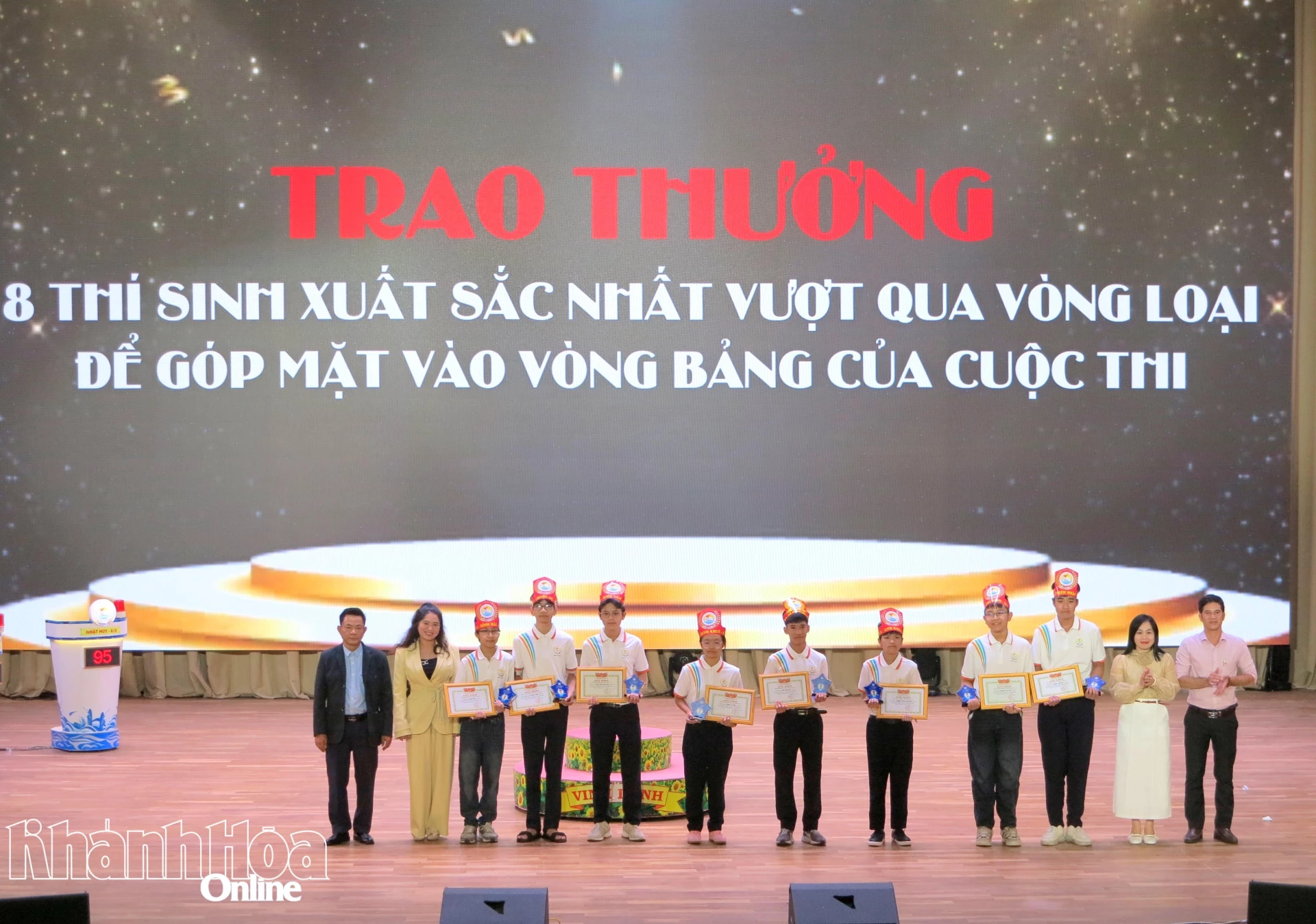 Ban tổ chức trao giải cho