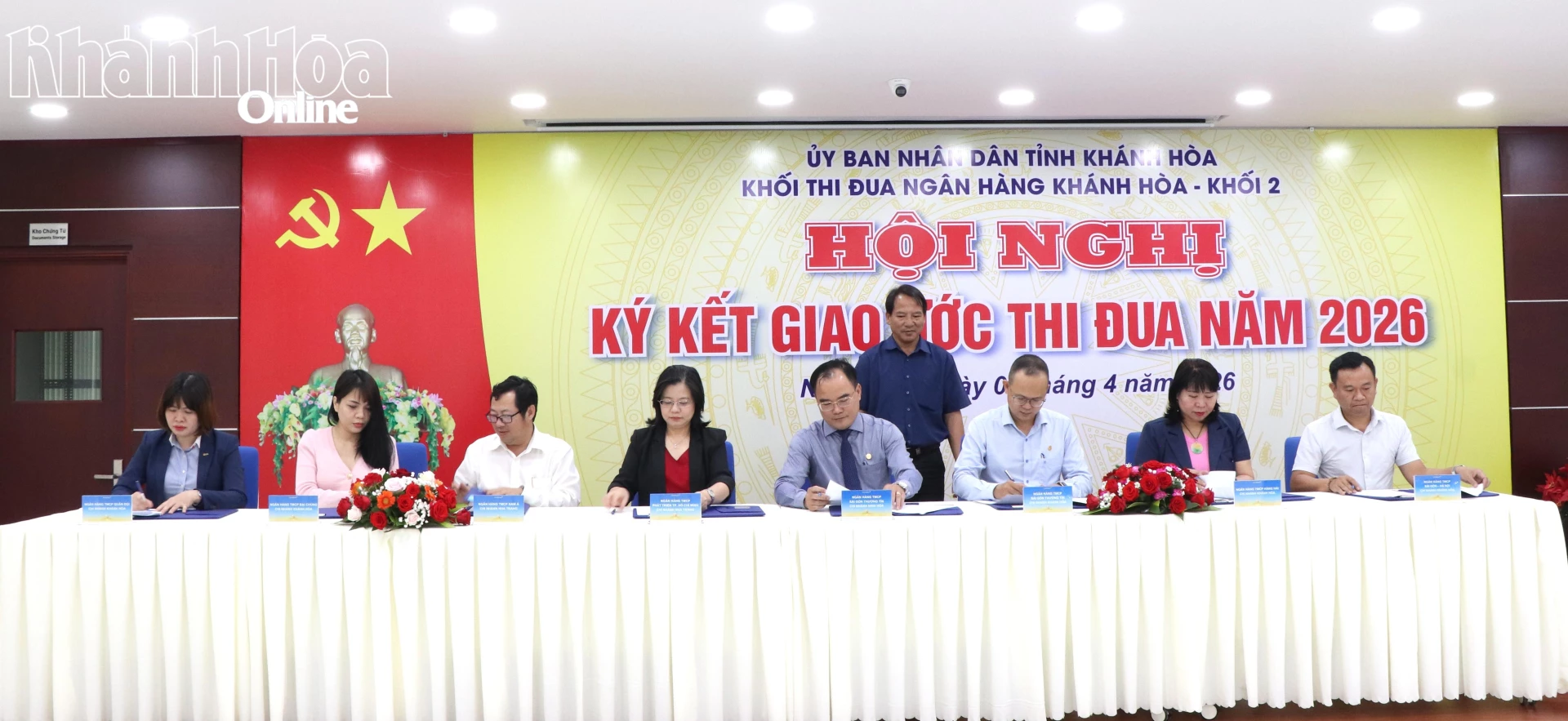 Đại diện các ngân hàng ký kết giao ước thi đua.