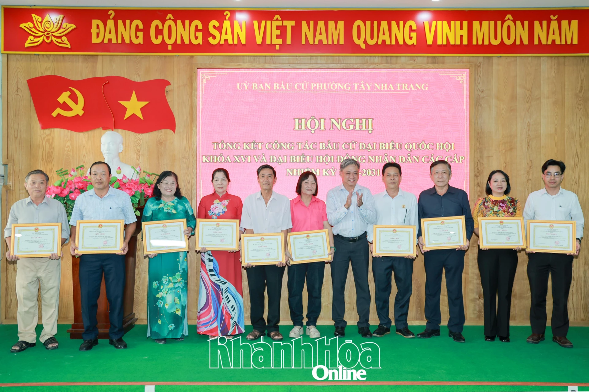 Lãnh đạo phường Tây Nha Trang trao giấy khen cho đại diện các tập thể.