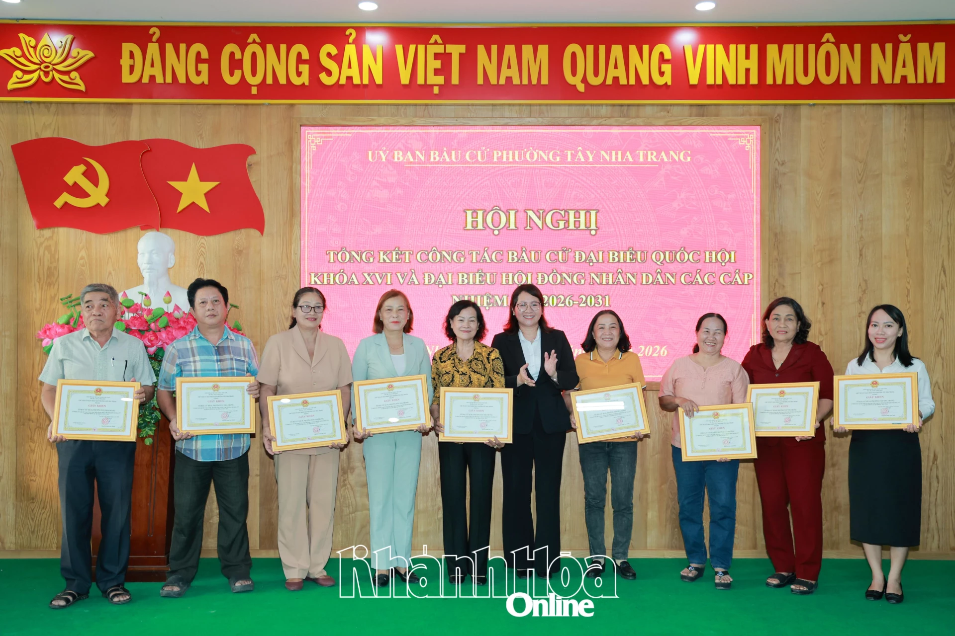 Lãnh đạo phường Tây Nha Trang trao giấy khen cho đại diện các tập thể.