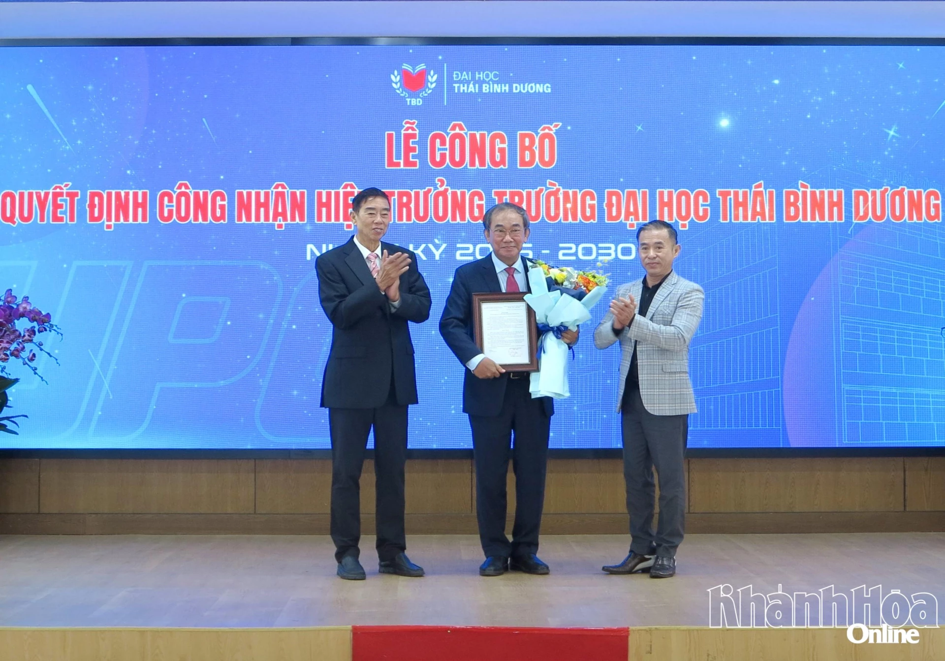 Đại diện nhà đầu tư và Hội đồng trường tặng hoa chúc mừng Hiệu trưởng nhà trường nhiệm kỳ 2025 - 2030. 