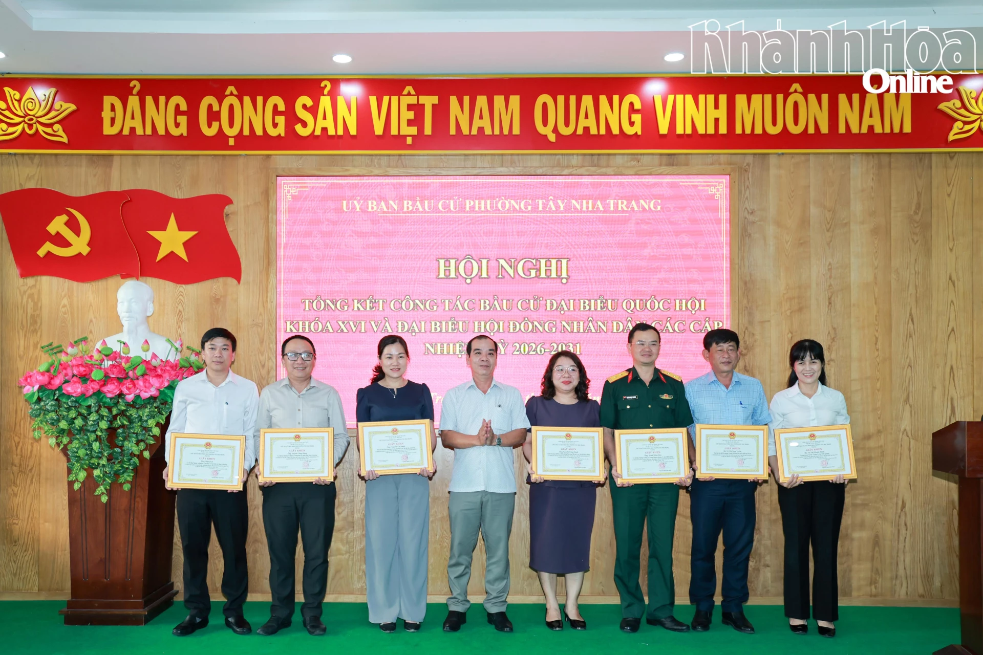 Lãnh đạo phường Tây Nha Trang trao giấy khen cho các cá nhân.