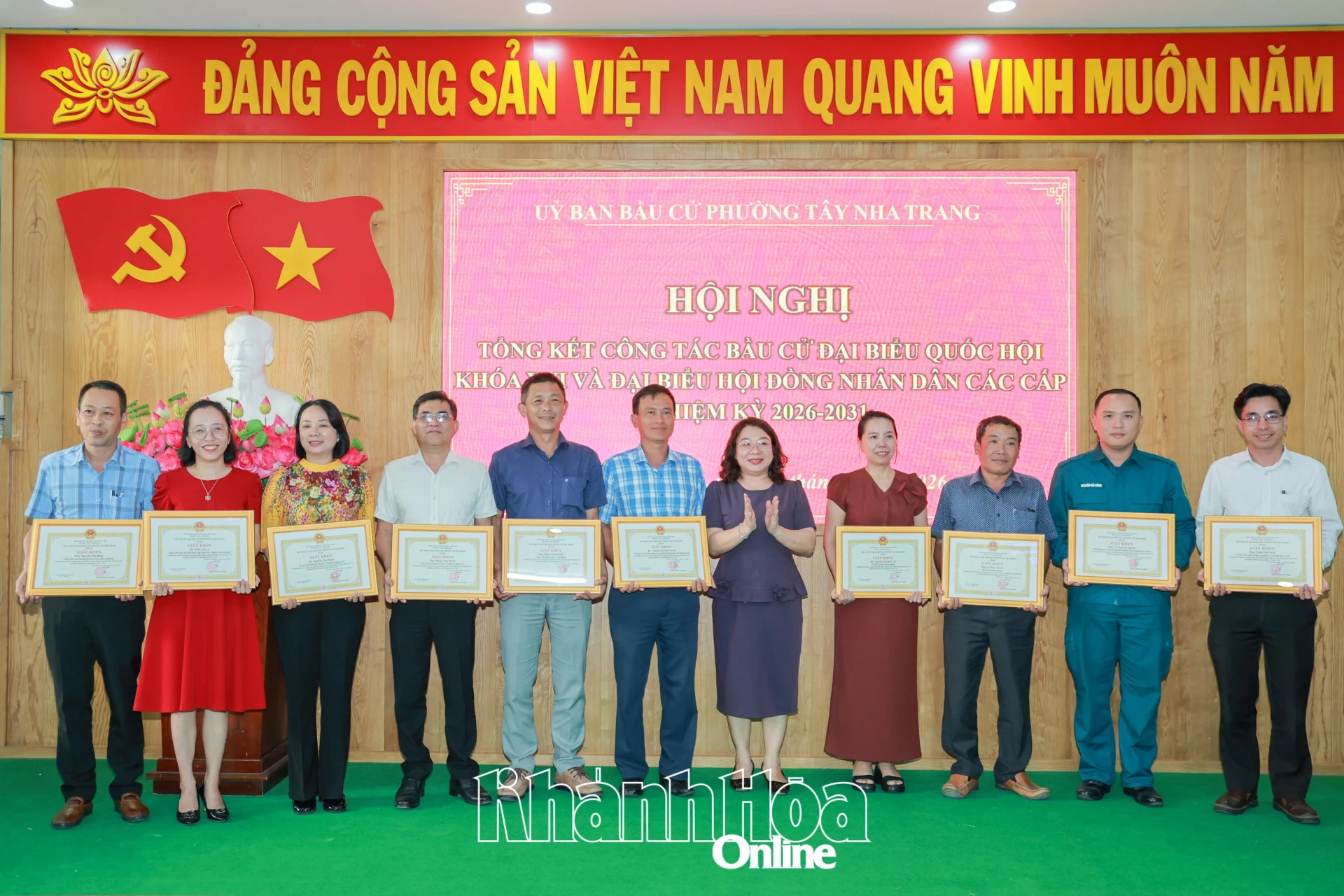 Lãnh đạo phường Tây Nha Trang trao giấy khen cho các cá nhân.