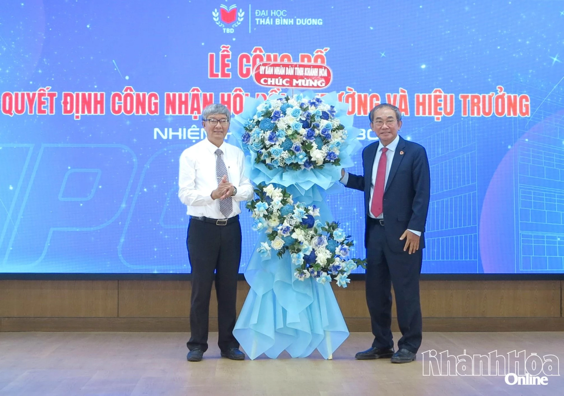 Thừa ủy quyền của lãnh đạo UBND tỉnh Khánh Hòa, lãnh đạo Sở Giáo dục và Đào tạo tặng hoa chúc mừng Hiệu trưởng Trường Đại học Thái Bình Dương. 