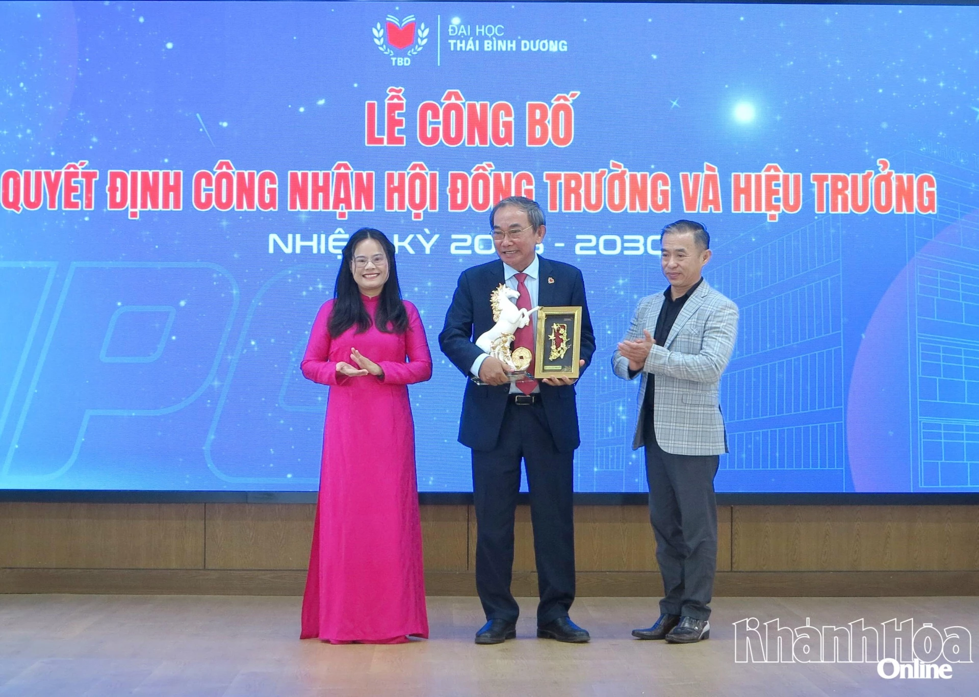 Đại diện nhà đầu tư tặng hoa chúc mừng Hiệu trưởng Trường Đại học Thái Bình Dương. 