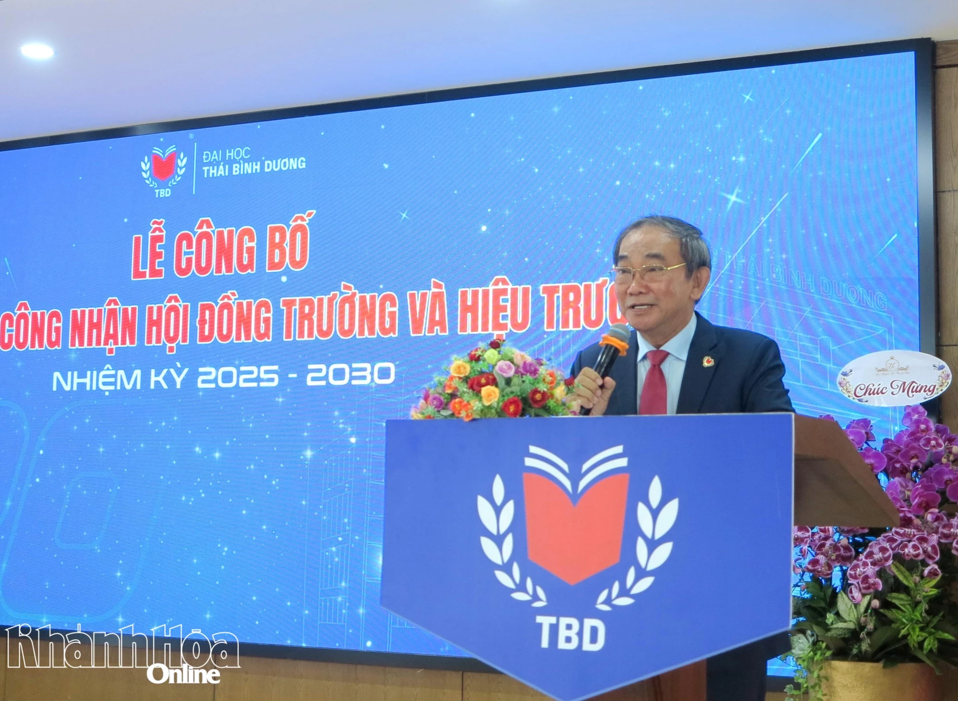 Nhà giáo Nhân dân, Phó Giáo sư, Tiến sĩ Hồ Thanh Phong phát biểu tại buổi lễ. 