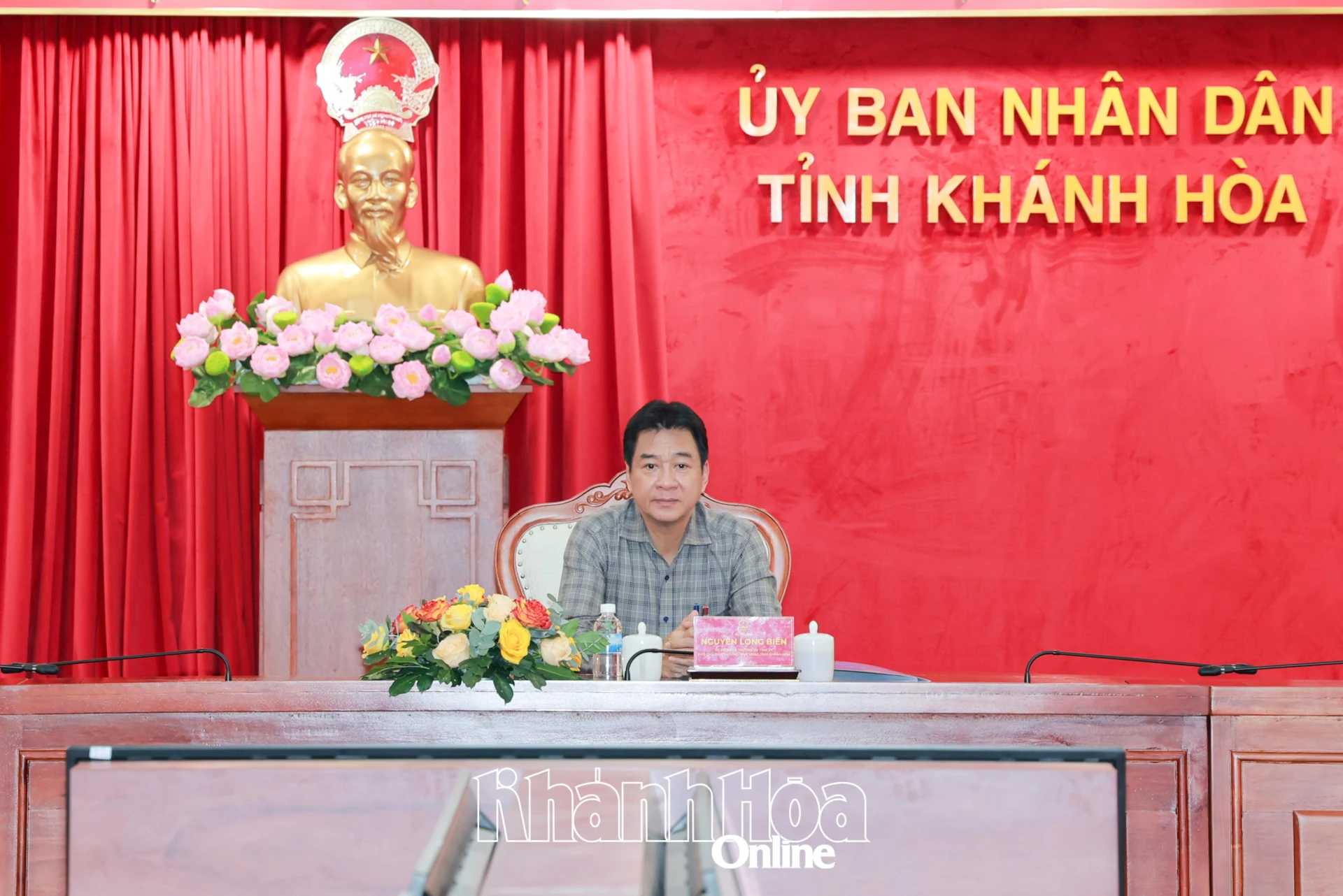 Đồng chí Nguyễn Long Biên tham dự cuộc họp từ điểm cầu tỉnh Khánh Hòa.