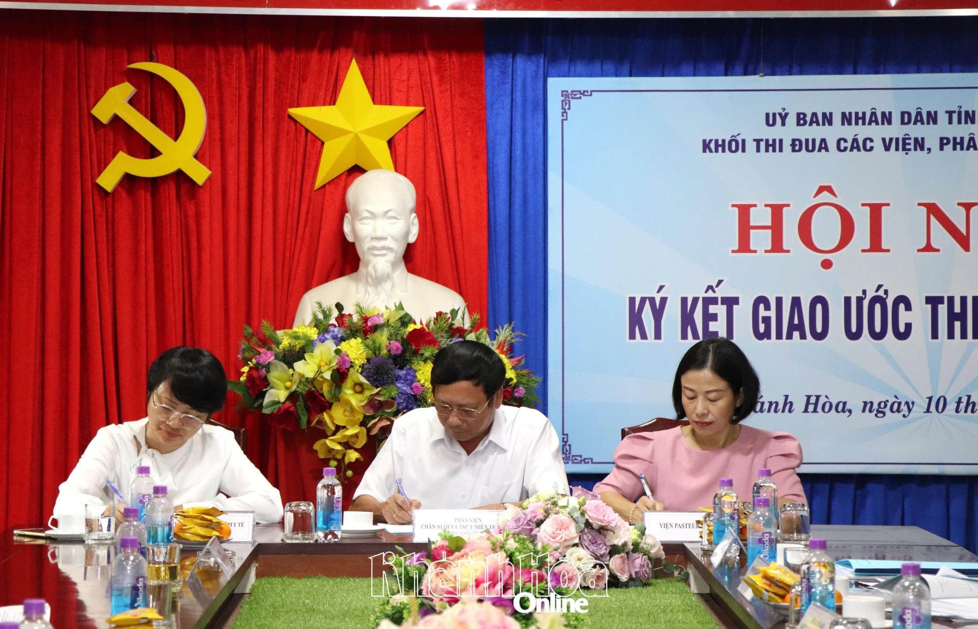 Các đơn vị ký kết giao ước thi đua.