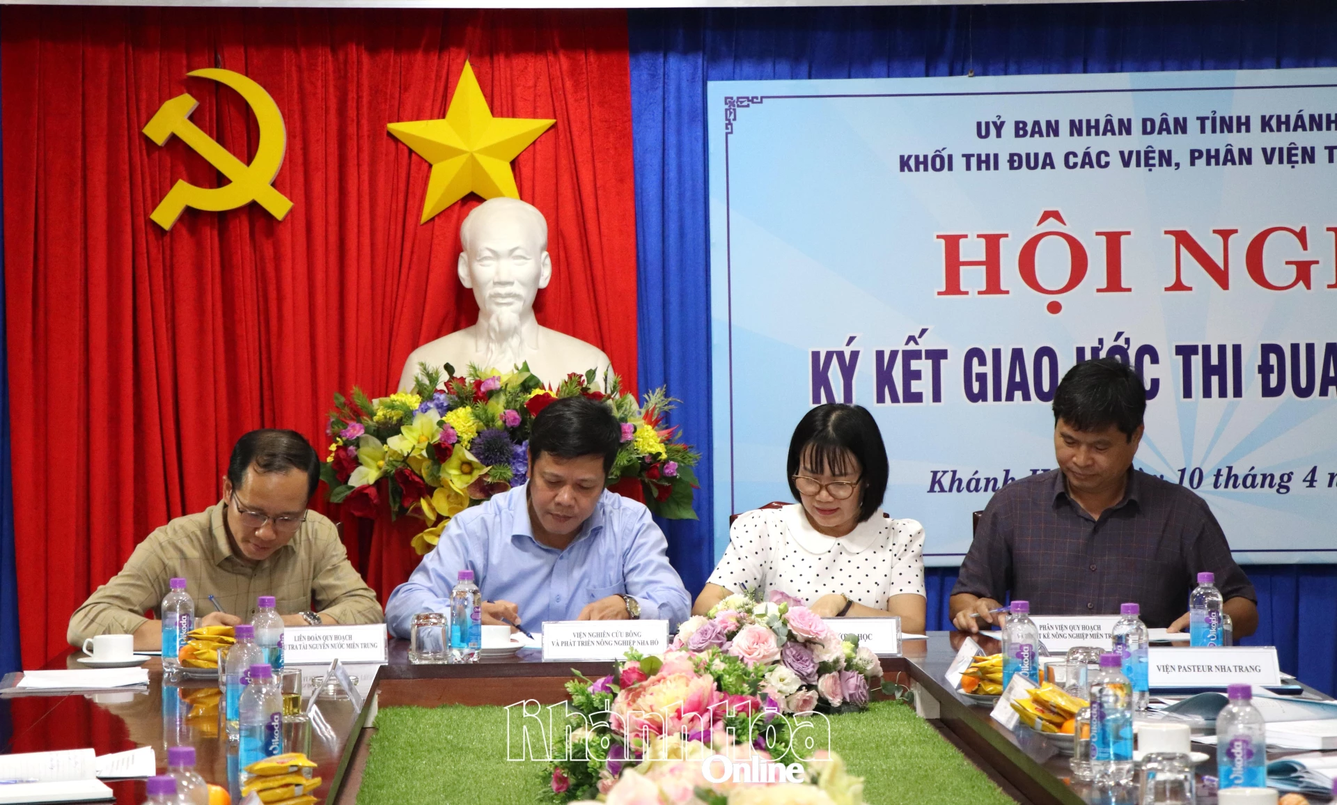 Các đơn vị ký kết giao ước thi đua.