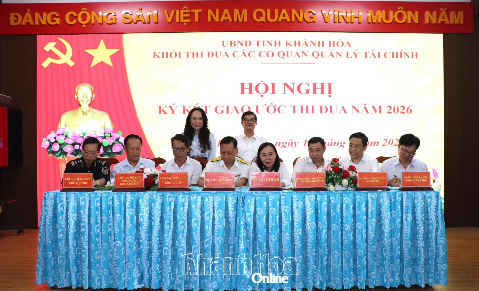Các đơn vị ký kết giao ước thi đua.
