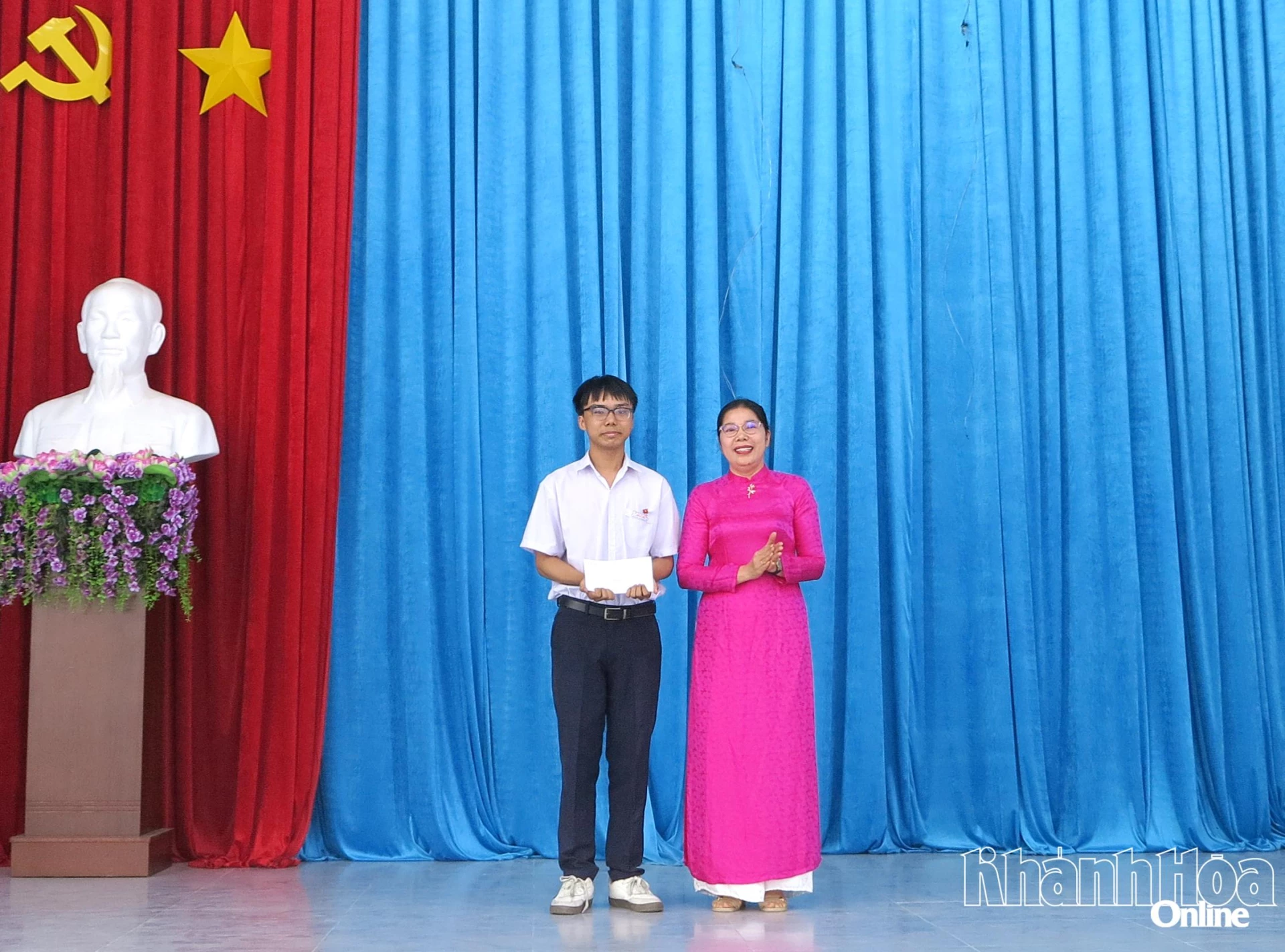 Lãnh đạo nhà trường trao thưởng cho học sinh đoạt giải nhất cuộc thi Cuốn sách của tôi. 