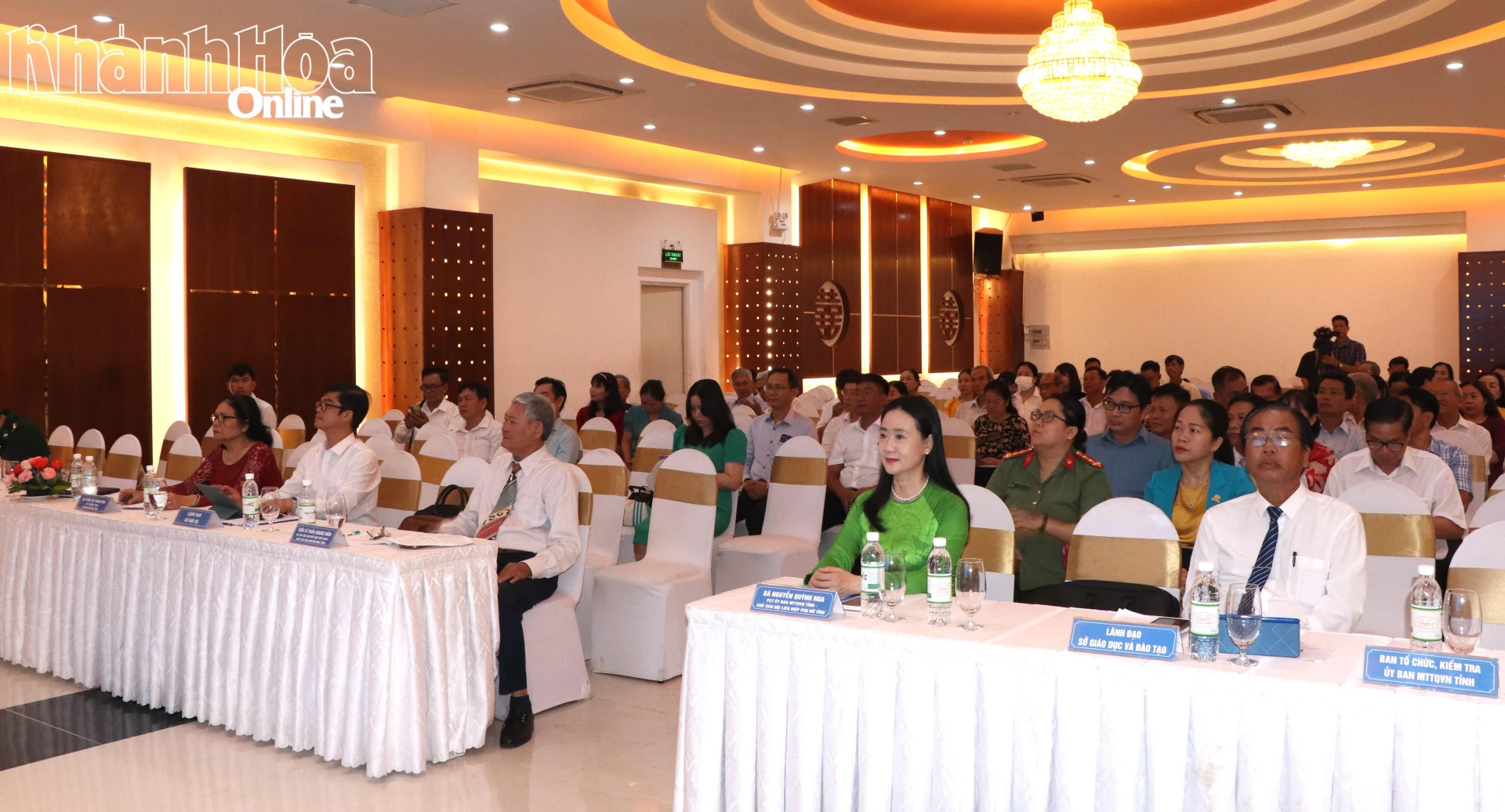 Các đại biểu tham dự hội nghị.