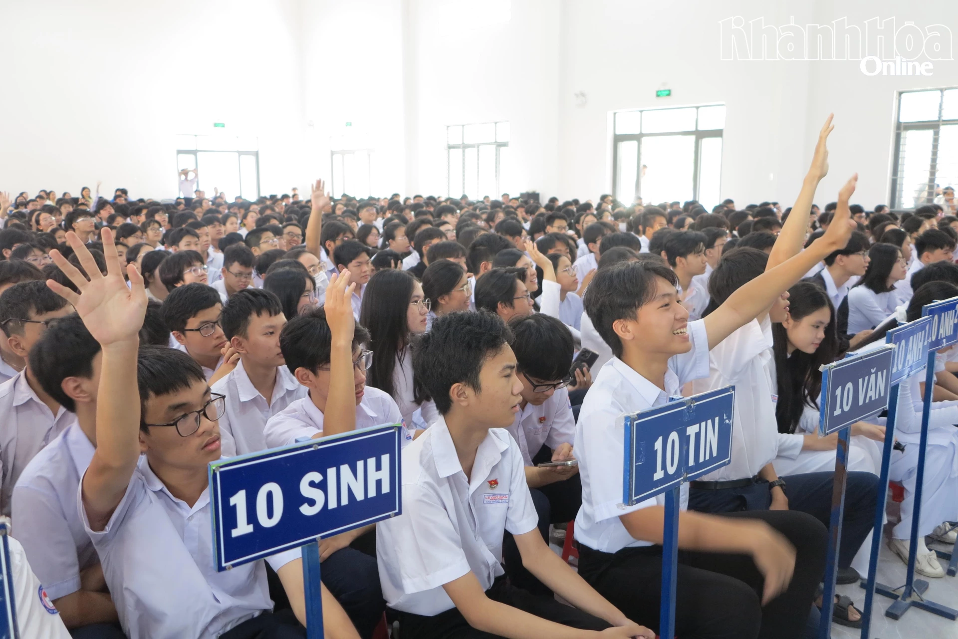 Các học sinh hào hứng tham gia trả lời câu hỏi tiếng Anh tại buổi sinh hoạt của câu lạc bộ. 