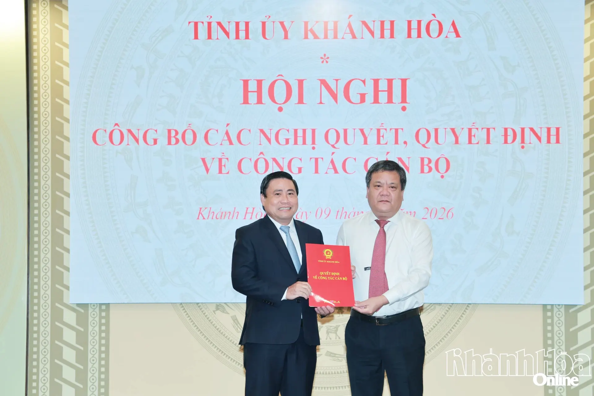 Bí thư Tỉnh ủy Trần Phong trao quyết định cho Chủ tịch HĐND tỉnh Lâm Đông.