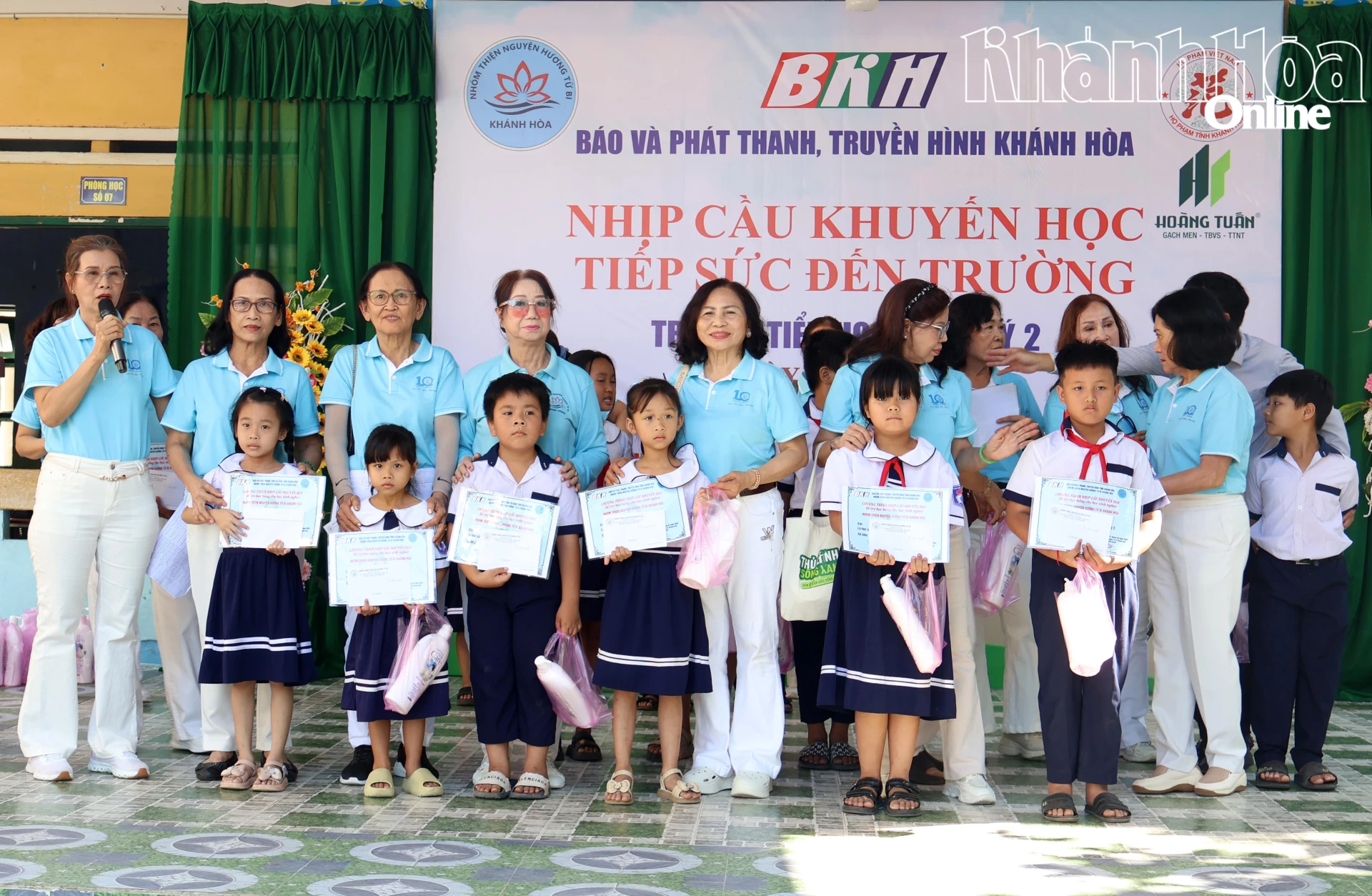 Các nhà hảo tâm tặng học bổng cho học sinh Trường Tiểu học Phú Quý 2 (xã Ninh Phước).