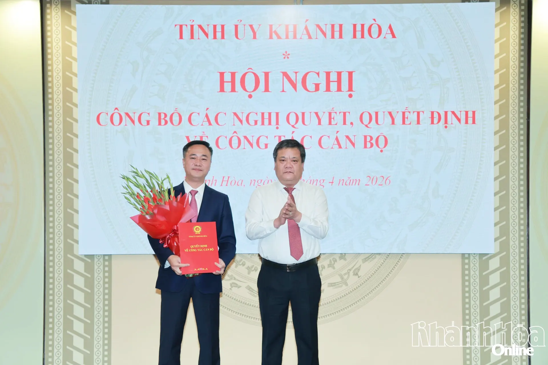 Bí thư Tỉnh ủy Trần Phong trao quyết định cho Chủ tịch UBND tỉnh Nguyễn Việt Hùng.